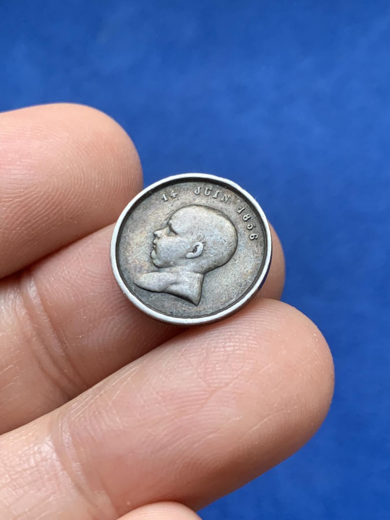 《竞宝斋》第446场 周日，周一，2场连拍 （全场包邮） 法国拿破仑四世出生纪念小银章 1.85克 15.8mm 边缘有吊环痕迹