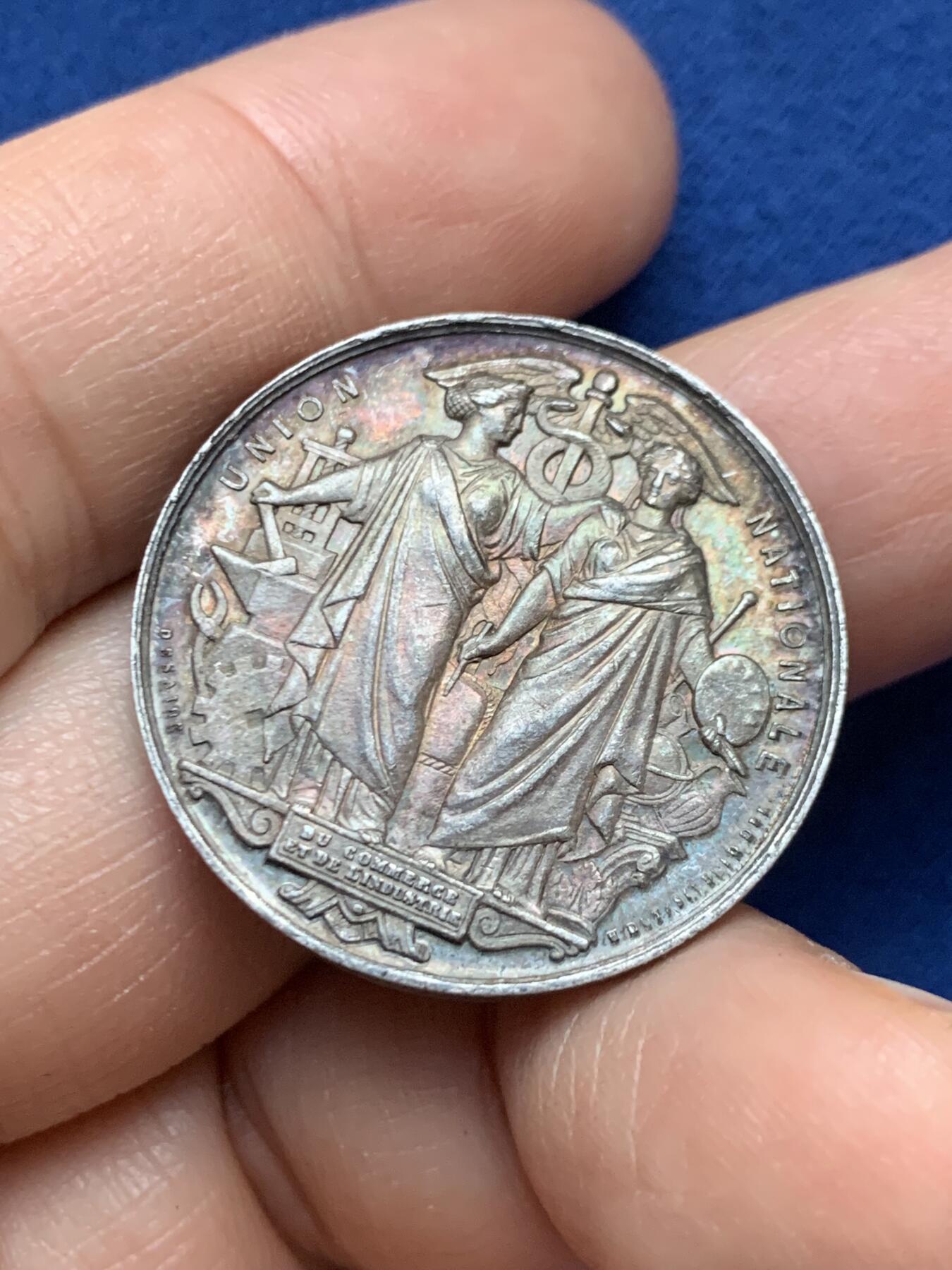 《竞宝斋》第446场 周日，周一，2场连拍 （全场包邮） 法国19世纪全国珠宝首饰联盟纪念银章，正面双女神和蛇杖图案精美，蜜蜂AR边铭，29mm，9.6克。