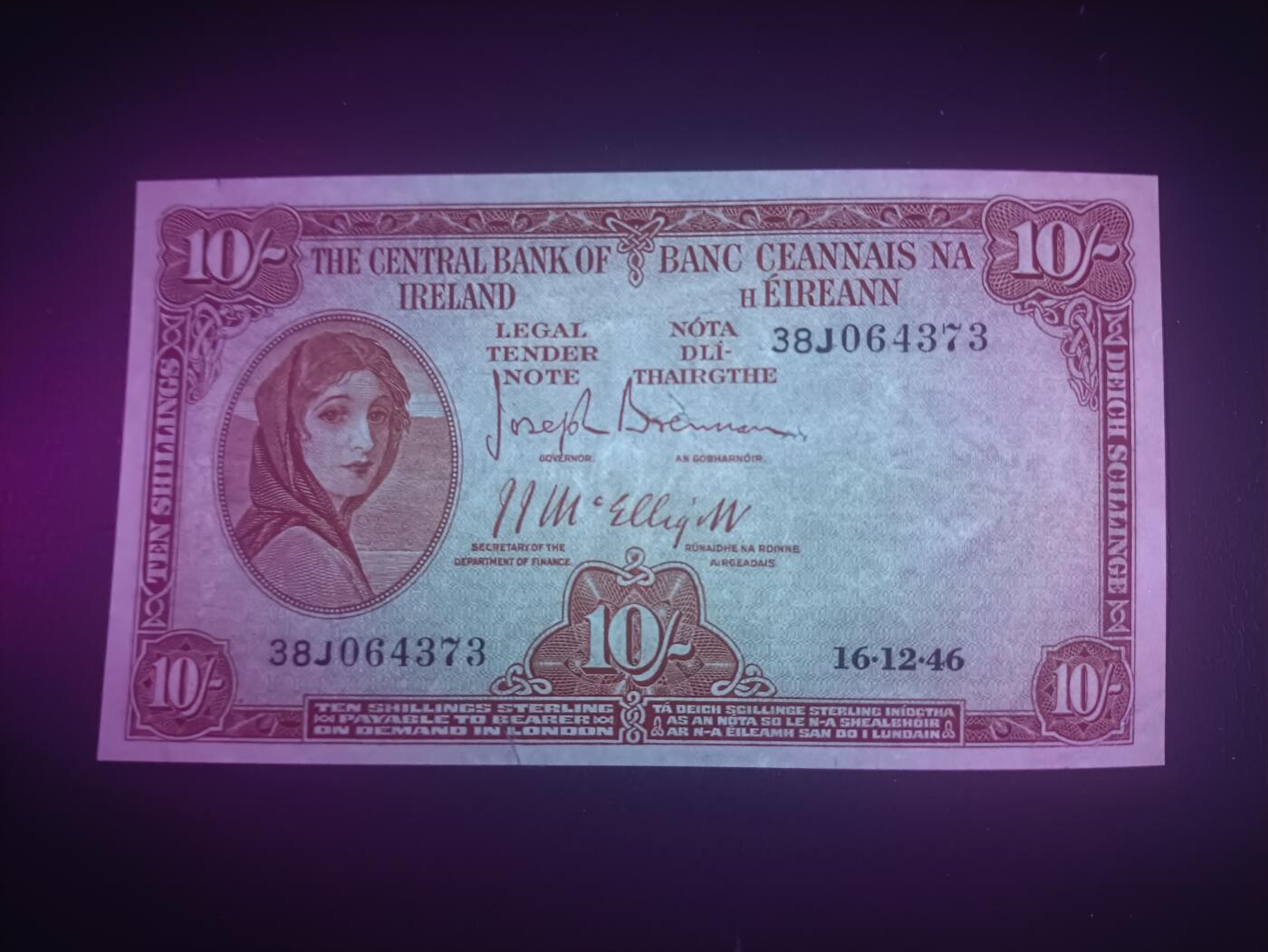 2025十二月第二期，总207期 爱尔兰1946年10先令流通好品XF，早期下方有英爱两国货币互换协议的版本，爱尔兰人格化象征“拉维利夫人”