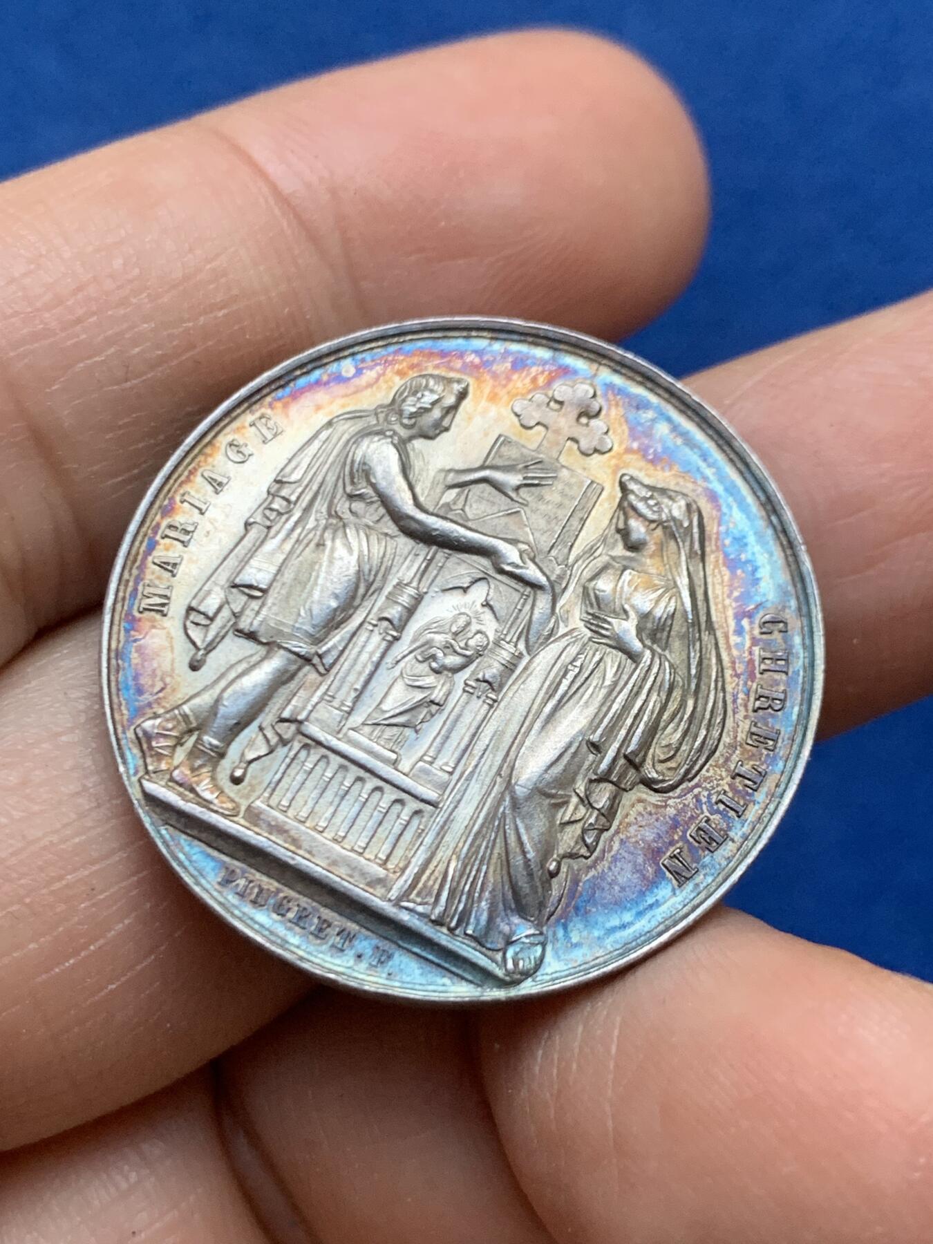 《竞宝斋》第446场 周日，周一，2场连拍 （全场包邮） 法国银质婚章 蜜蜂银标边铭 12.35克 30mm 背面无刻字