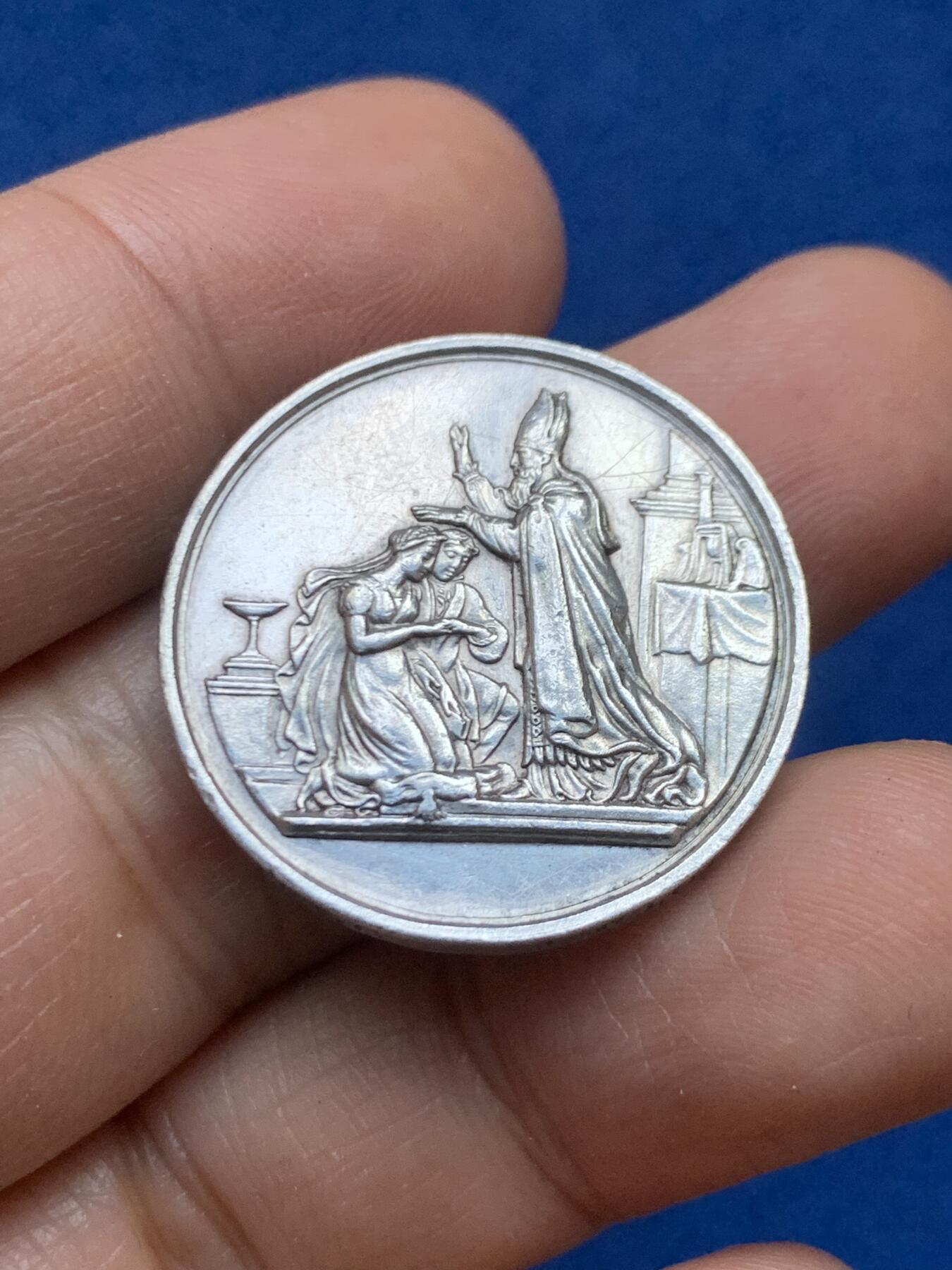 《竞宝斋》第446场 周日，周一，2场连拍 （全场包邮） 法国婚章 1866 银标边铭 9.85克 27.3mm 边铭周圈刻字 背面花体字