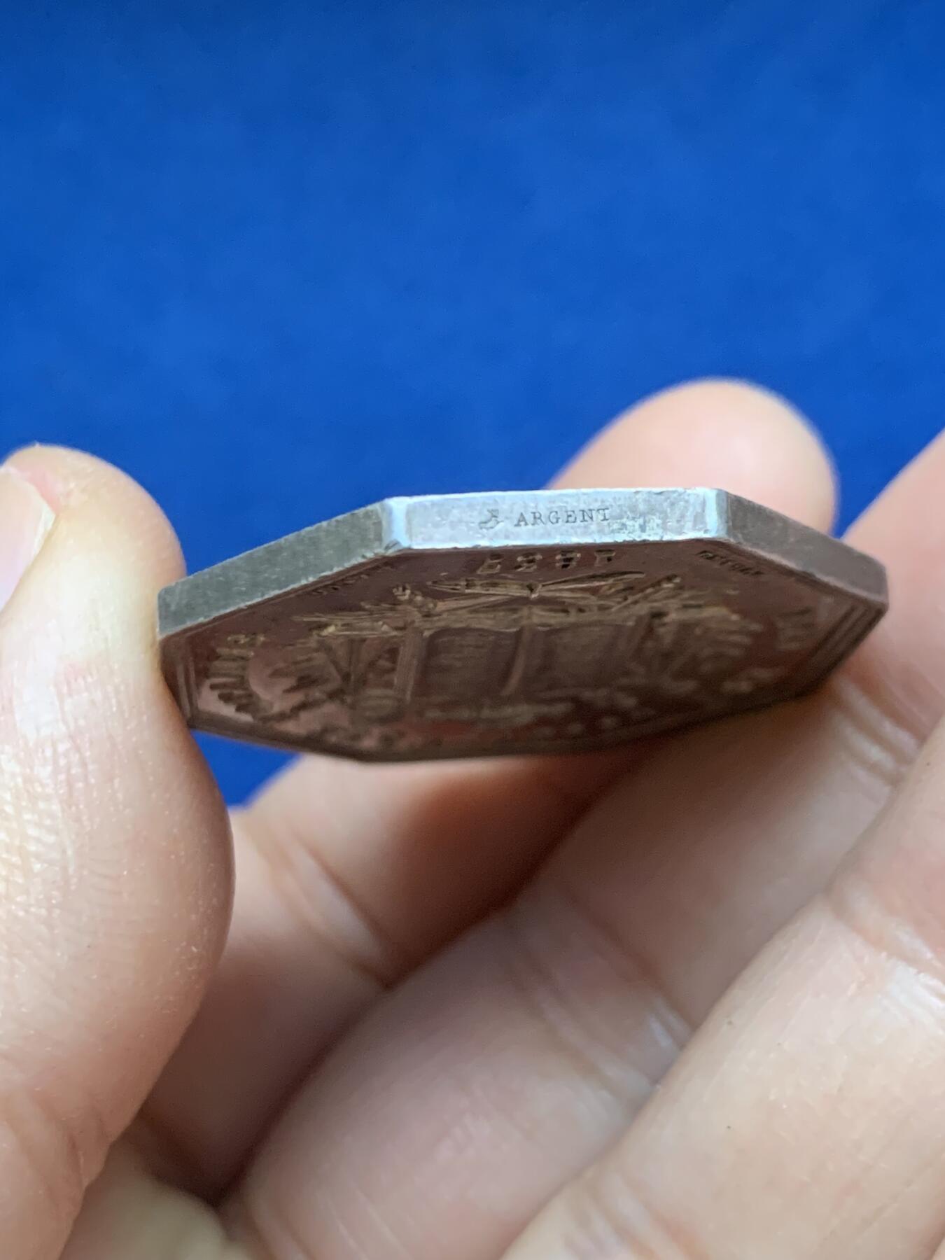 《竞宝斋》第446场 周日，周一，2场连拍 （全场包邮） 法国维埃纳公证人八角银质代币，版本少见，细节丰富，16克，32.5mm，罕见船首边铭。