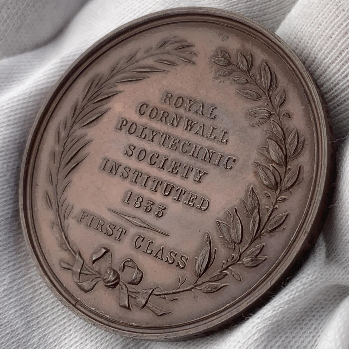 掌中浮雕-藏着的欧洲第045场 1833年英国皇家康沃尔理工学会詹姆斯·瓦特纪念铜章，45mm，42g，由皇家造币厂首席雕刻师W.Wyon设计制作，原盒
