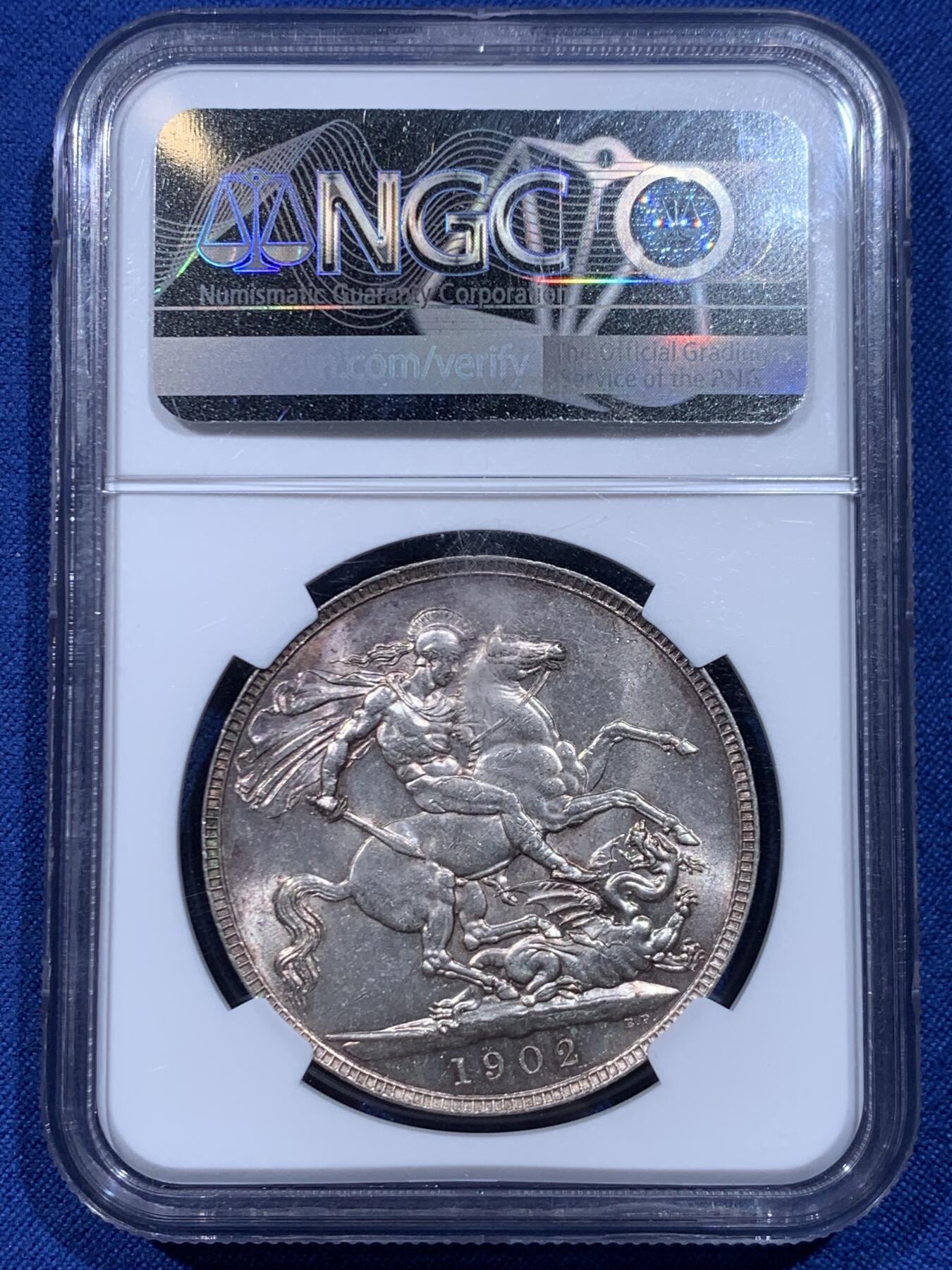 《竞宝斋》第446场 周日，周一，2场连拍 （全场包邮） NGC MS62 英国1902年爱德华七世1克朗马剑银币 普制低评，两面粉光带彩，马剑面转光犀利。