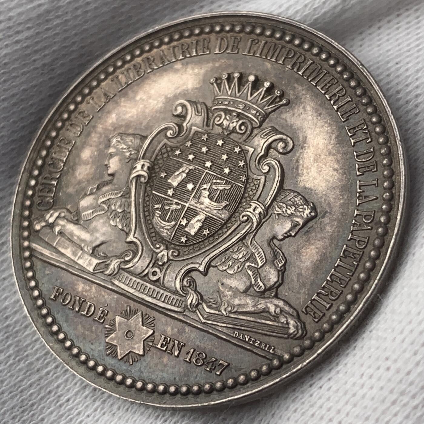 掌中浮雕-藏着的欧洲第045场 法国巴黎印刷纸业协会成立100周年纪念银章，31mm，11.3g，蜜蜂边铭