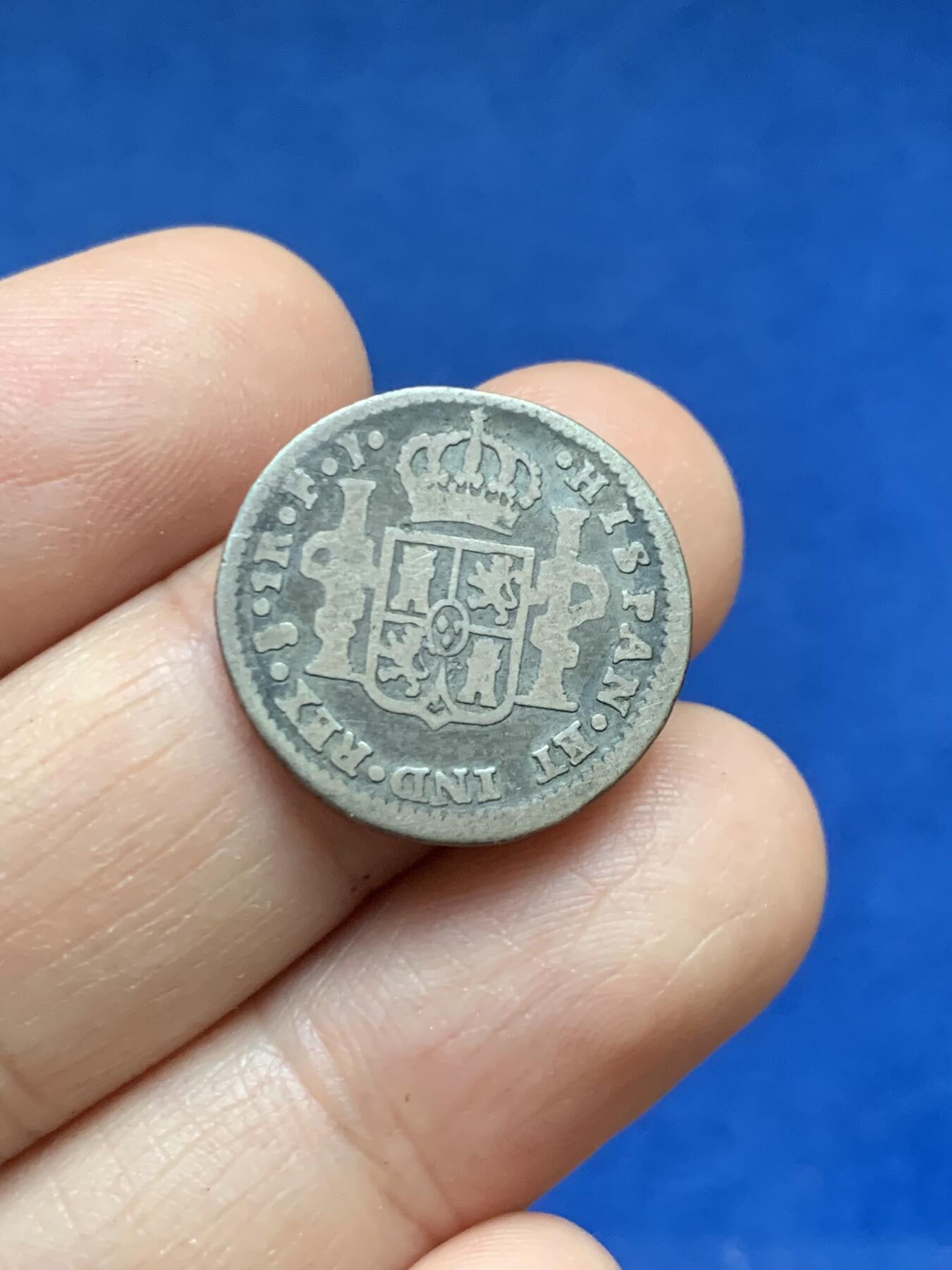 《竞宝斋》第446场 周日，周一，2场连拍 （全场包邮） 西属智利1813年卡四像1雷亚尔双柱银币，小面值较少，成色还可以，智利数量比墨西哥、秘鲁、玻利维亚、危地马拉少一些，双柱易得智利难求