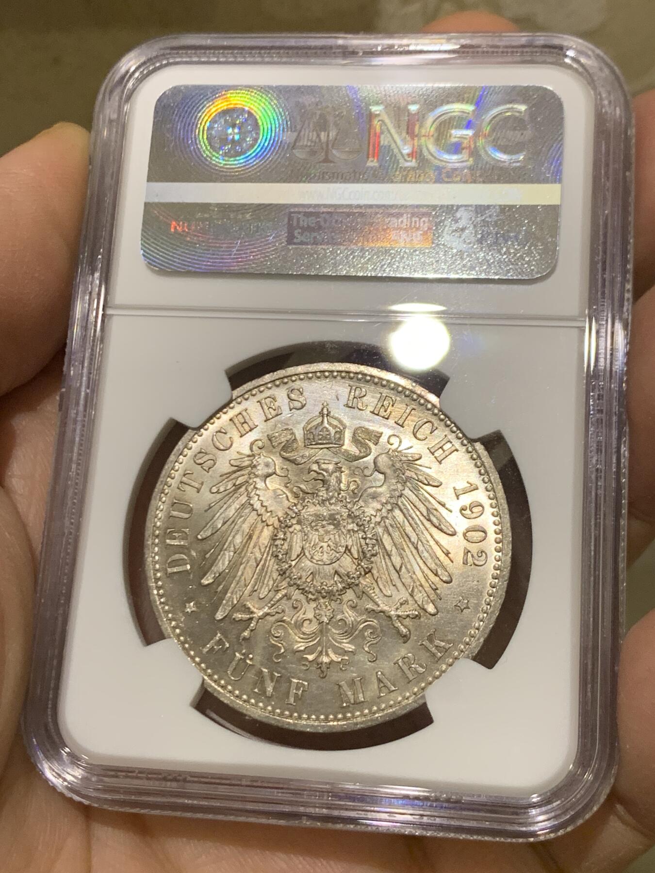 《竞宝斋》第446场 周日，周一，2场连拍 （全场包邮） NGC MS64 亚军分 德国 1902年 普鲁士威廉二世长翅流通5马克大银币，银光丝滑如水。高分稀少的流通品种，且是高难度年份，BU品书价1250美金，是常见年份的2倍多。更高仅1枚，典藏级德系主币大银