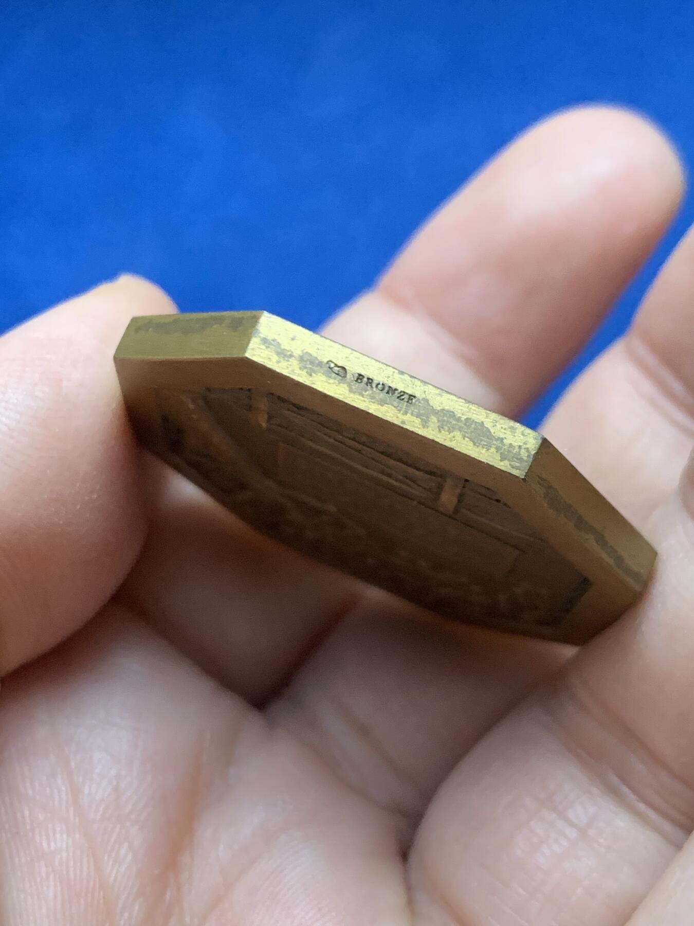 《竞宝斋》第446场 周日，周一，2场连拍 （全场包邮） 《西法兰西报》赠德朗德尔创作黄牛高浮雕八角纪念铜章 33.7克 38.2mm  丰饶角铜标