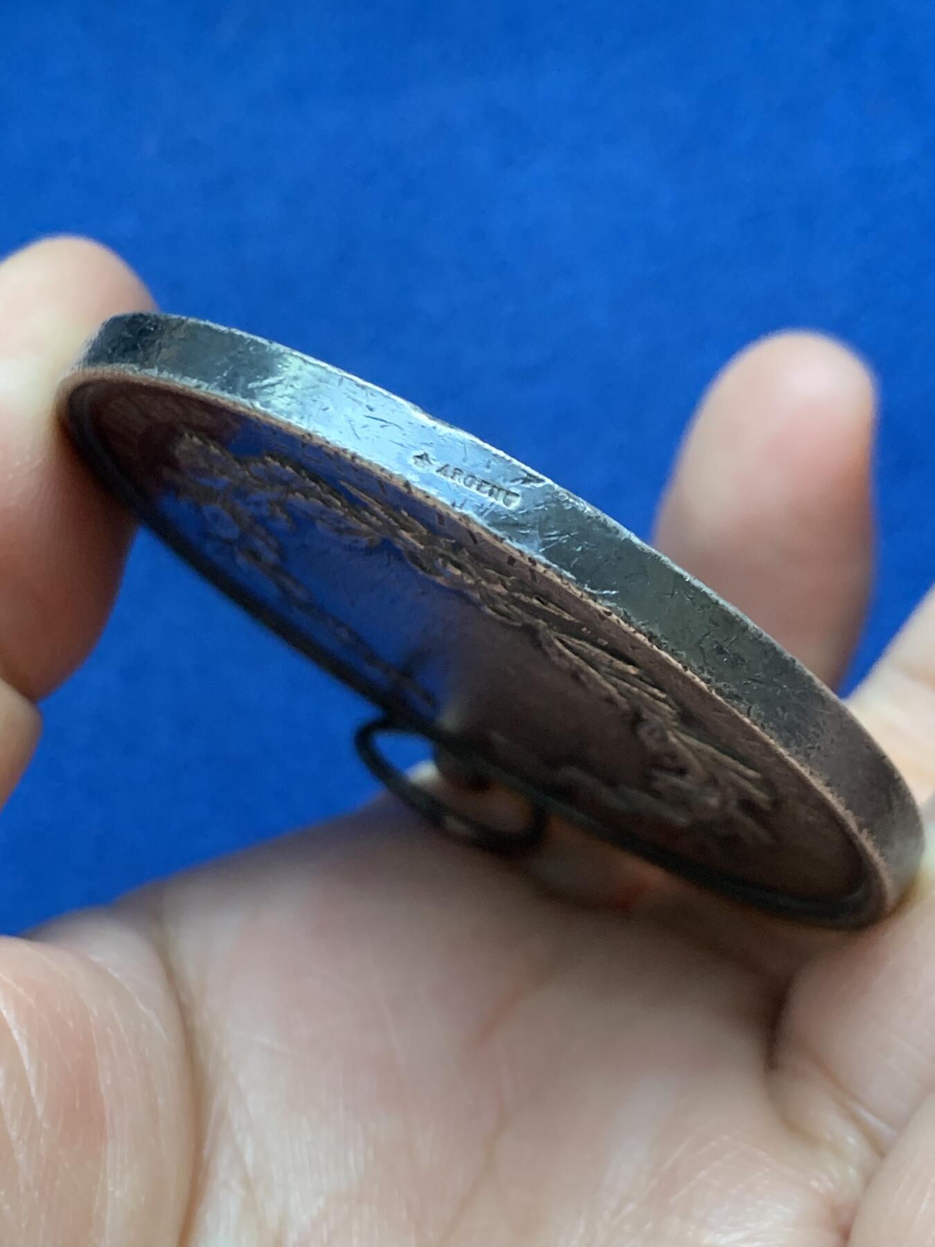 《竞宝斋》第446场 周日，周一，2场连拍 （全场包邮） 法国谷物女神大银章 带环重约91克 58.2mm 蜜蜂银标