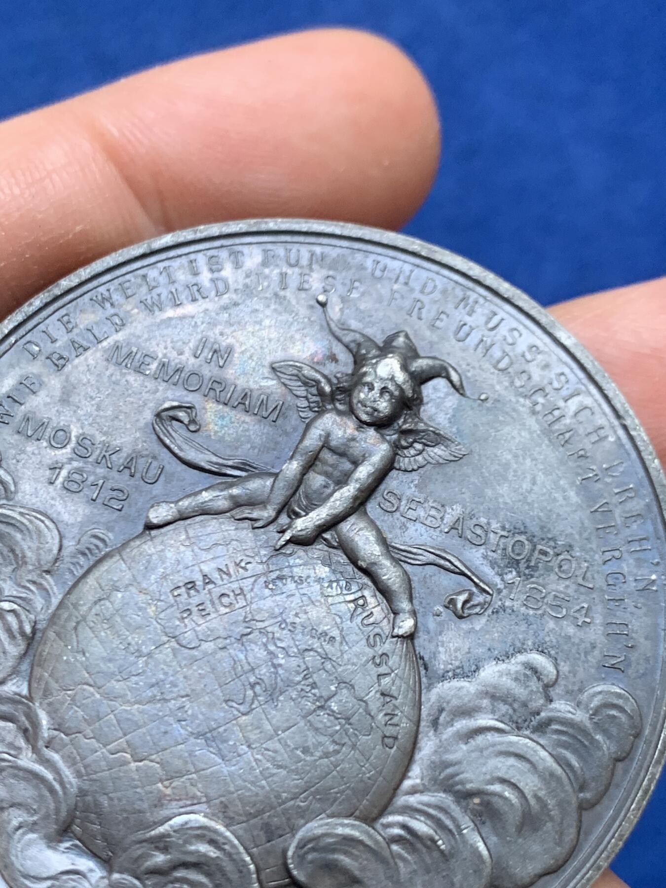 《竞宝斋》第446场 周日，周一，2场连拍 （全场包邮） 1914年德意志第二帝国纪念章，WM材质，直径50.2MM，37.8克，这枚是为了纪念俄罗斯和法国在巴黎(1892年)和圣彼得堡(1894年)签署的军事援助条约。这些协议形成了法俄联盟，这是一项关键的外交和军事协议，对抗了德皇威廉二世统治下日益强大的德意志帝国。到20世纪初，这一联盟加剧了导致第一次世界大战(1914-1918)的紧张地缘政治气候。