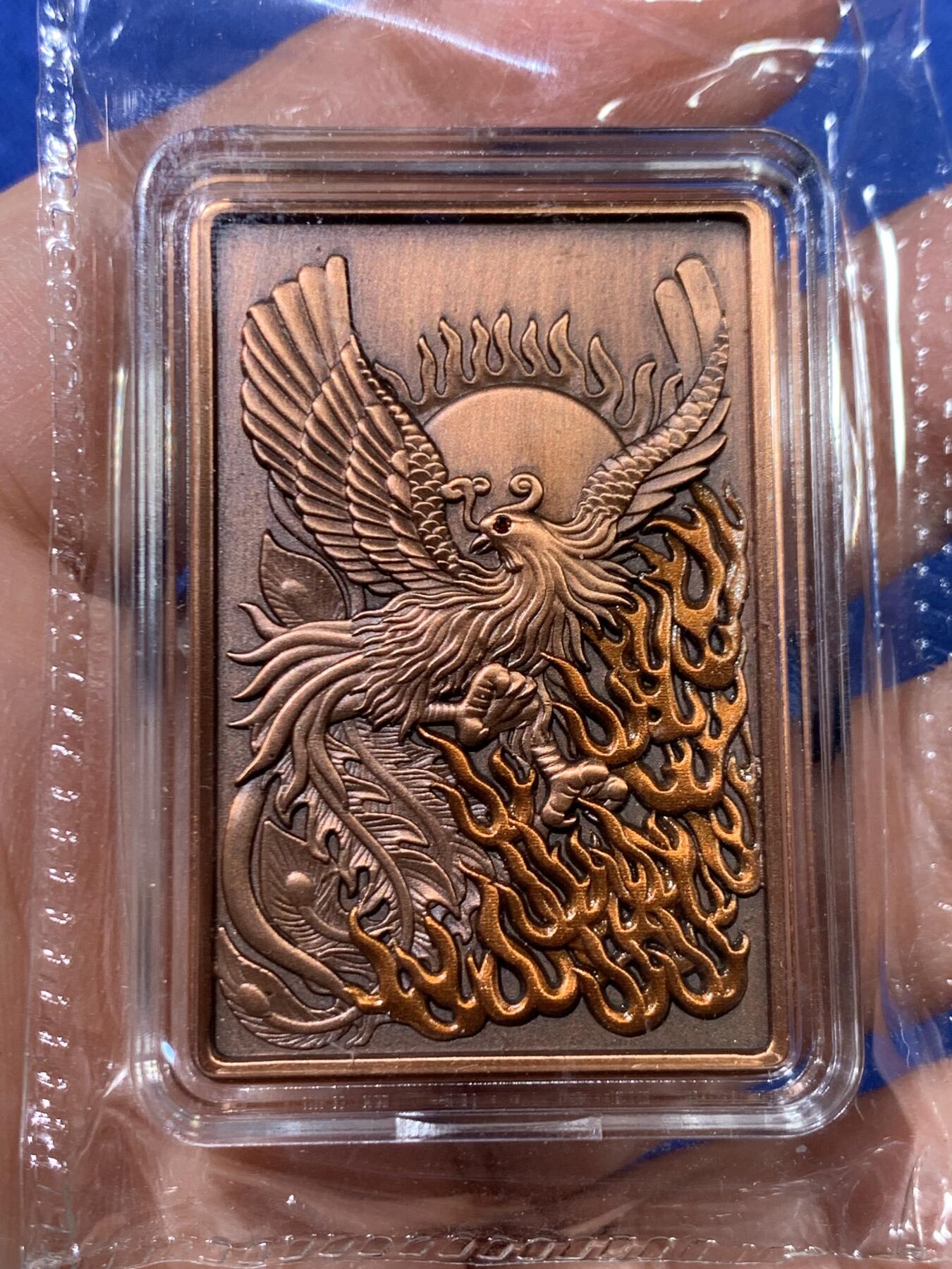 《竞宝斋》第446场 周日，周一，2场连拍 （全场包邮） 两枚一组 吉祥龍鳳方型紀念章，硫化古银+纯铜，吉祥龙凤铜章（铜硫化古银），规格30*45mm，眼睛处镶嵌红宝石，中国钱币发行，发行量999枚，有证书。