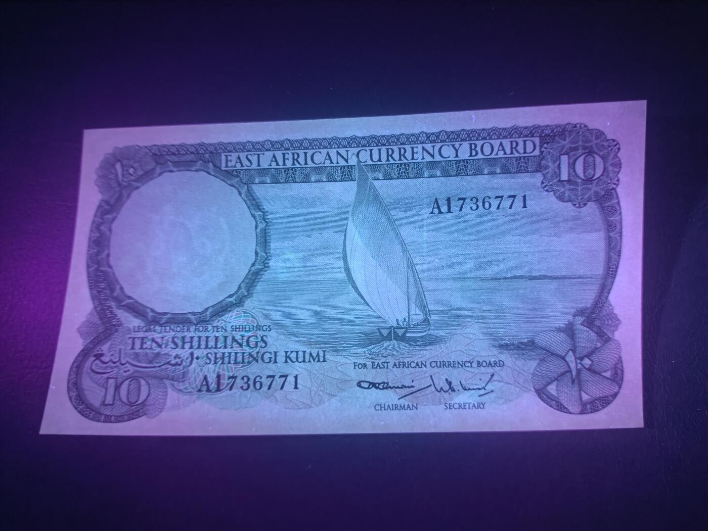 2025十二月第二期，总207期 英属东非1964版10先令UNC-背面微微蓝墨迹，首冠A1，帆船和植物，稀有英属殖民地品种，殖民时期最后一版