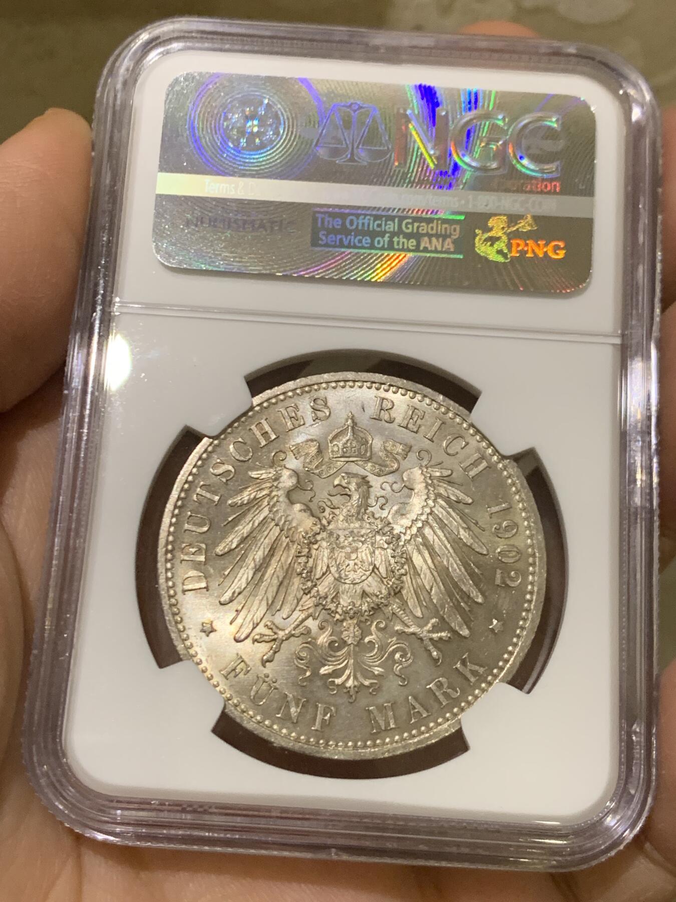 《竞宝斋》第446场 周日，周一，2场连拍 （全场包邮） NGC MS64 亚军分 德国 1902年 普鲁士威廉二世长翅流通5马克大银币，银光丝滑如水。高分稀少的流通品种，且是高难度年份，BU品书价1250美金，是常见年份的2倍多。更高仅1枚，典藏级德系主币大银