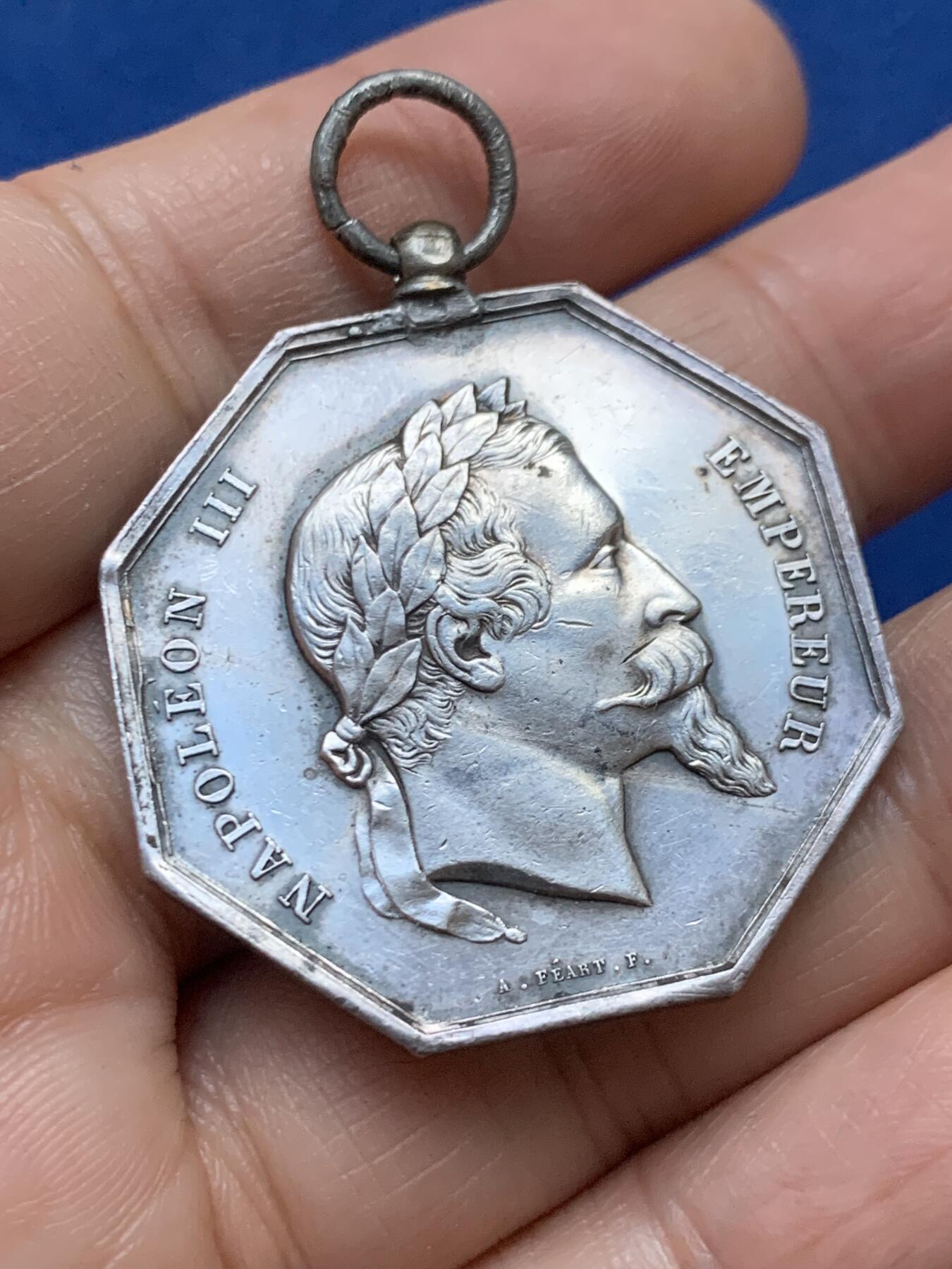 《竞宝斋》第446场 周日，周一，2场连拍 （全场包邮） 法国凤凰保险公司八角银质代币 做成了吊坠 总重约23.9克 35.8mm 蜜蜂银标