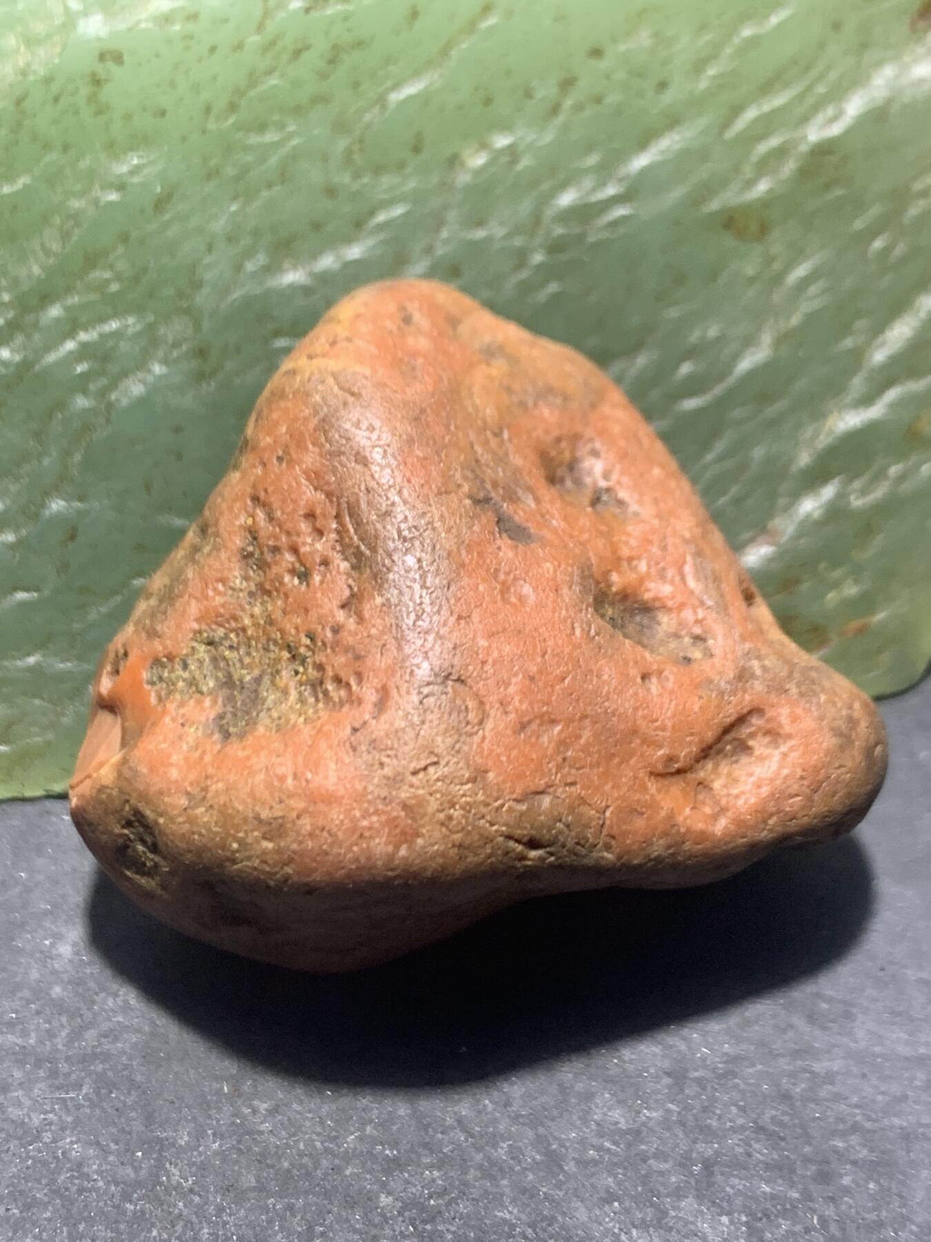 精美红皮开窗料柿子红南红玛瑙原石一颗，