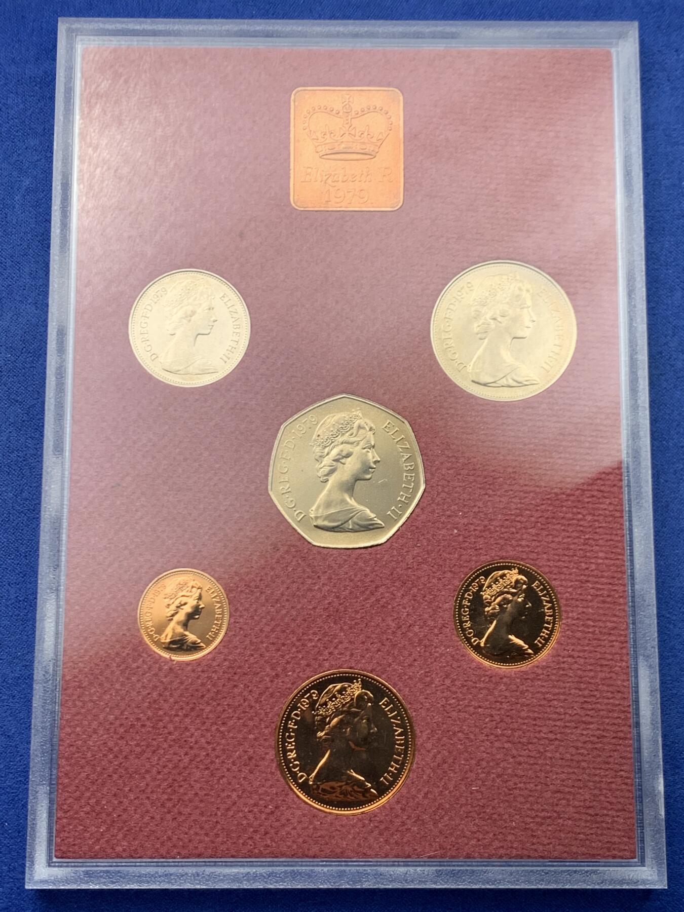 《竞宝斋》第446场 周日，周一，2场连拍 （全场包邮） 英国1979年精制套币 原装6枚币和1枚章 稀少 细节见图