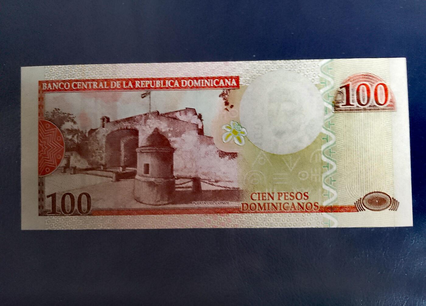全新多米尼加共和国2010、2012年100比索靓品纸币2枚一对