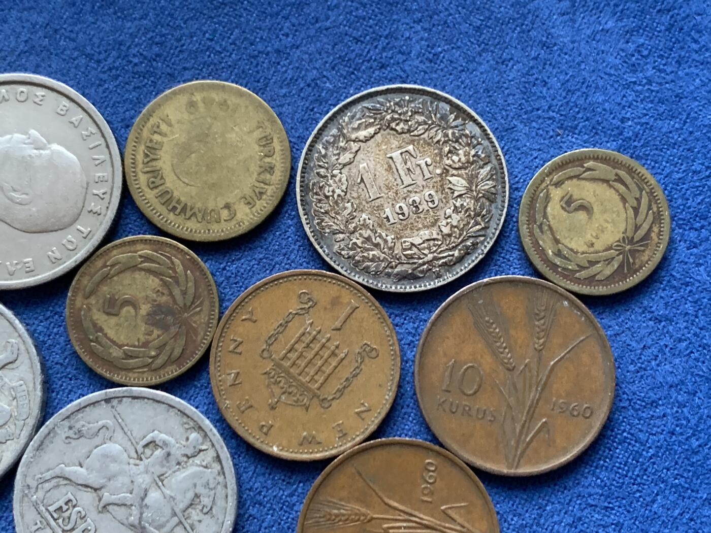 《竞宝斋》第446场 周日，周一，2场连拍 （全场包邮） 多国钱币一组 含一枚1法郎银币 细节见图