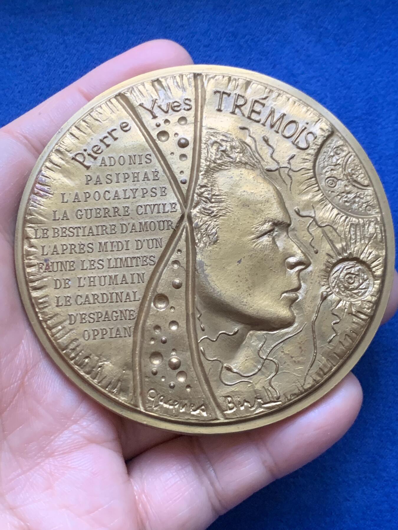 《竞宝斋》第446场 周日，周一，2场连拍 （全场包邮） 名家名作 雅克比尔致敬特雷穆瓦纪念大铜章 255克 77.5mm 1979 丰饶角边铭 限量发行100枚 正面：女神与鹰审视宇宙；背面：特雷穆瓦审视抽象艺术的宇宙。