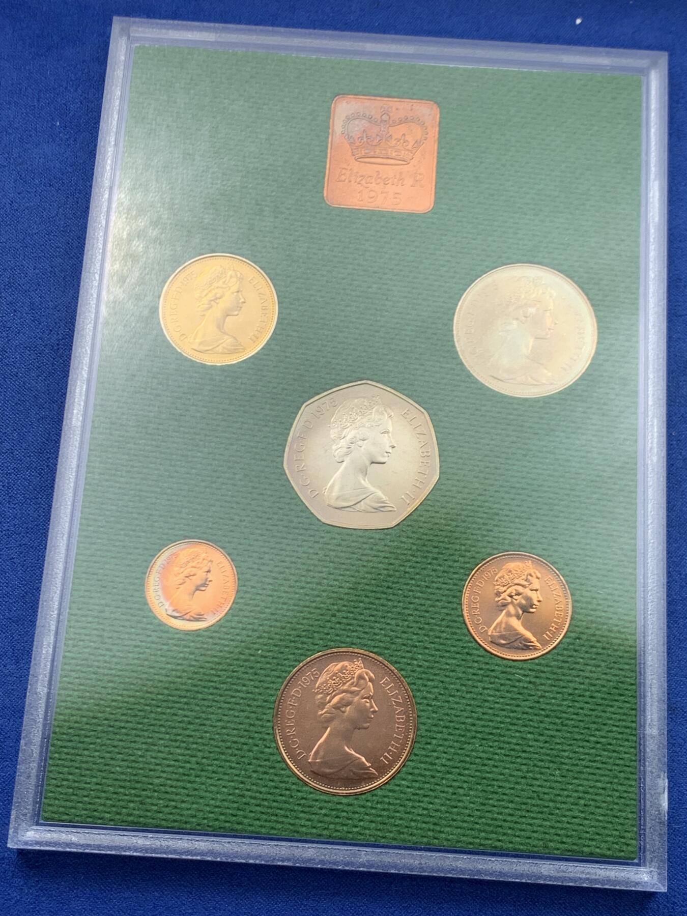 《竞宝斋》第446场 周日，周一，2场连拍 （全场包邮） 英国1975年精制套币 原装6枚币和1枚章 稀少 细节见图