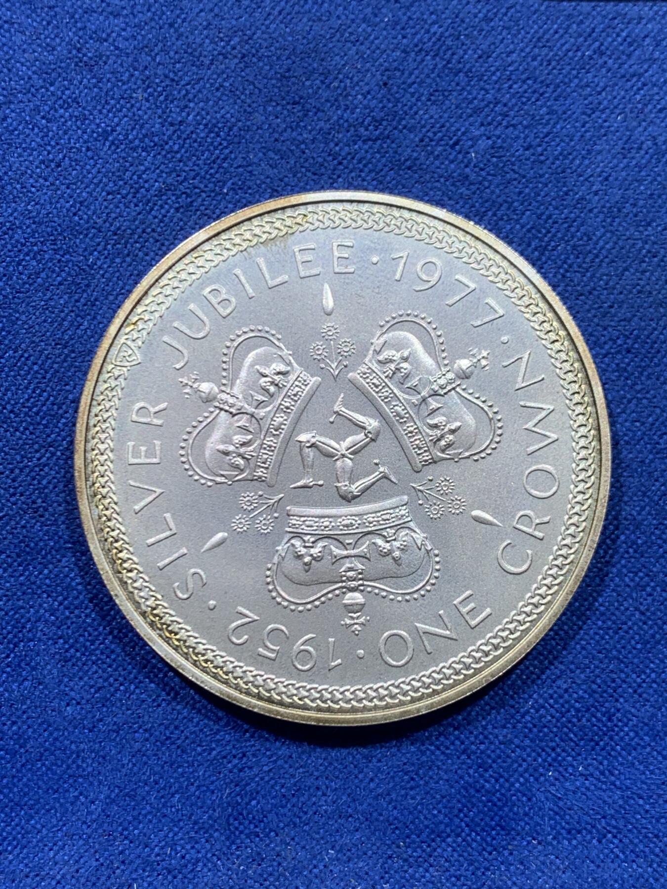 《竞宝斋》第446场 周日，周一，2场连拍 （全场包邮） 马恩岛1977年伊丽莎白二世女王登基25周年1克朗银币 带盒证