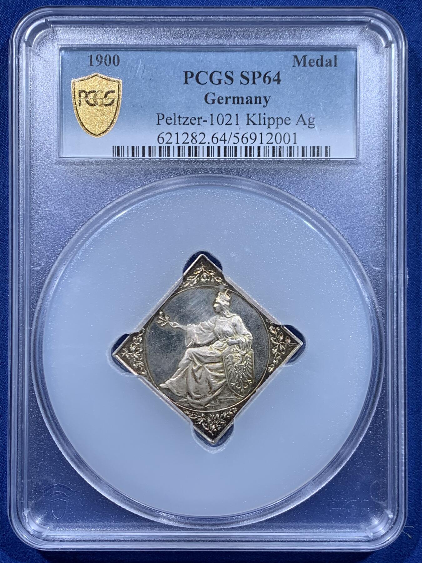 《竞宝斋》第446场 周日，周一，2场连拍 （全场包邮） PCGS MS64 德国 1900年 德累斯顿 射击节景观银章 亚军分 仅3枚更高分 德射中经典Klippe设计 日耳曼尼娅与景观完美结合 镜面 银霜天鹅绒 金色五彩包浆 顶级品相 加大盒