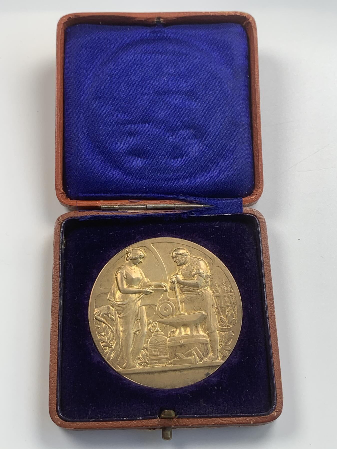 掌中浮雕-藏着的欧洲第045场 1914年德国法哈市工商业与农业展览会镀金银章(990)，51mm，43g，原盒