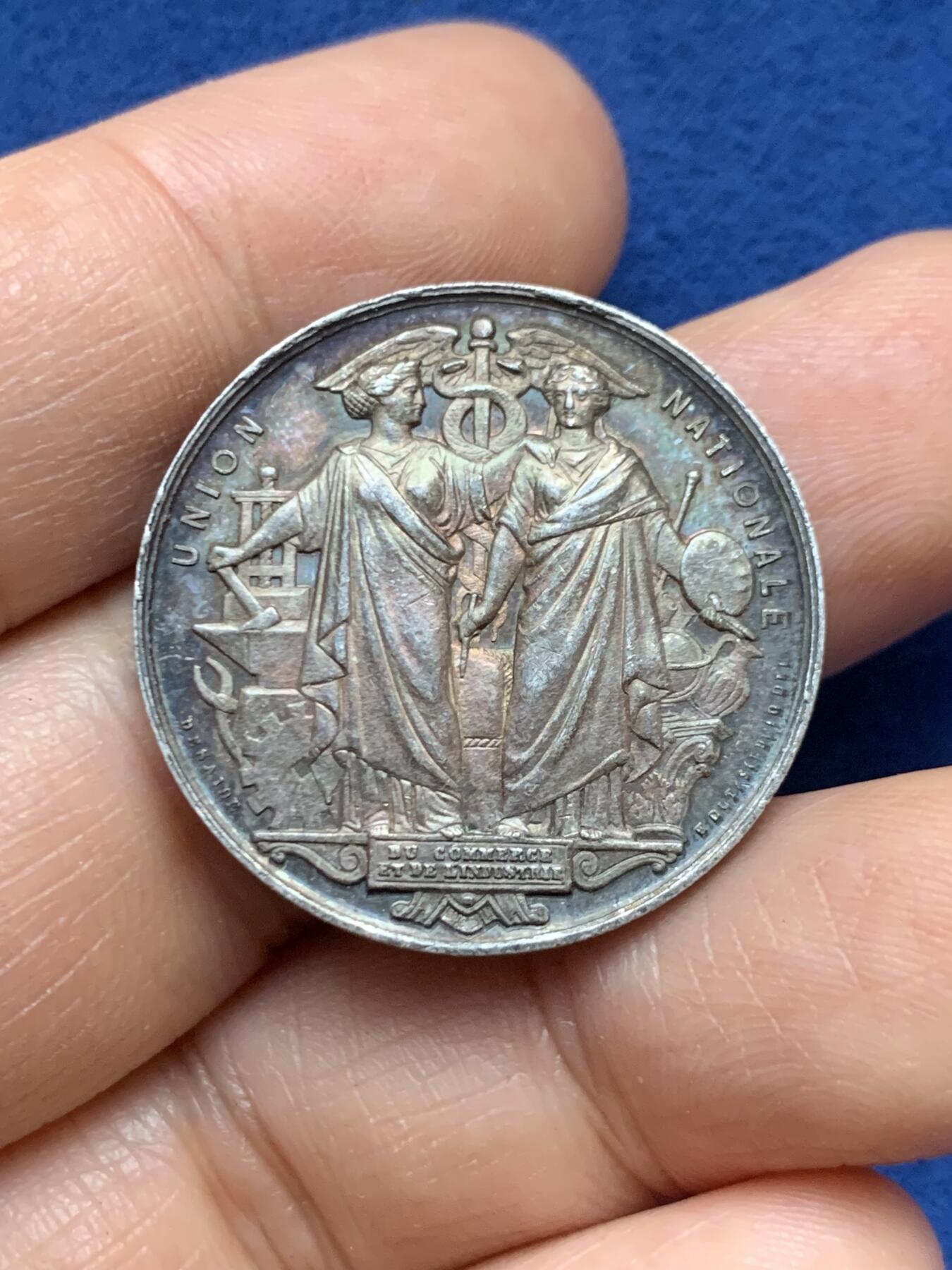 《竞宝斋》第446场 周日，周一，2场连拍 （全场包邮） 法国19世纪全国珠宝首饰联盟纪念银章，正面双女神和蛇杖图案精美，蜜蜂AR边铭，29mm，9.6克。