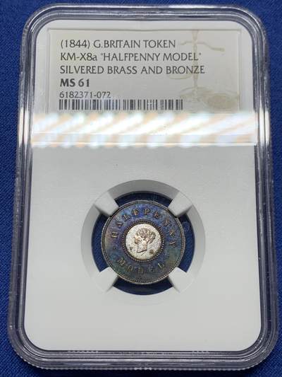 《竞宝斋》第446场 周日，周一，2场连拍 （全场包邮） - NGC MS61 英国1844年双色半便士代币，蓝紫包浆，外圈铜光泛彩，非常漂亮。低评