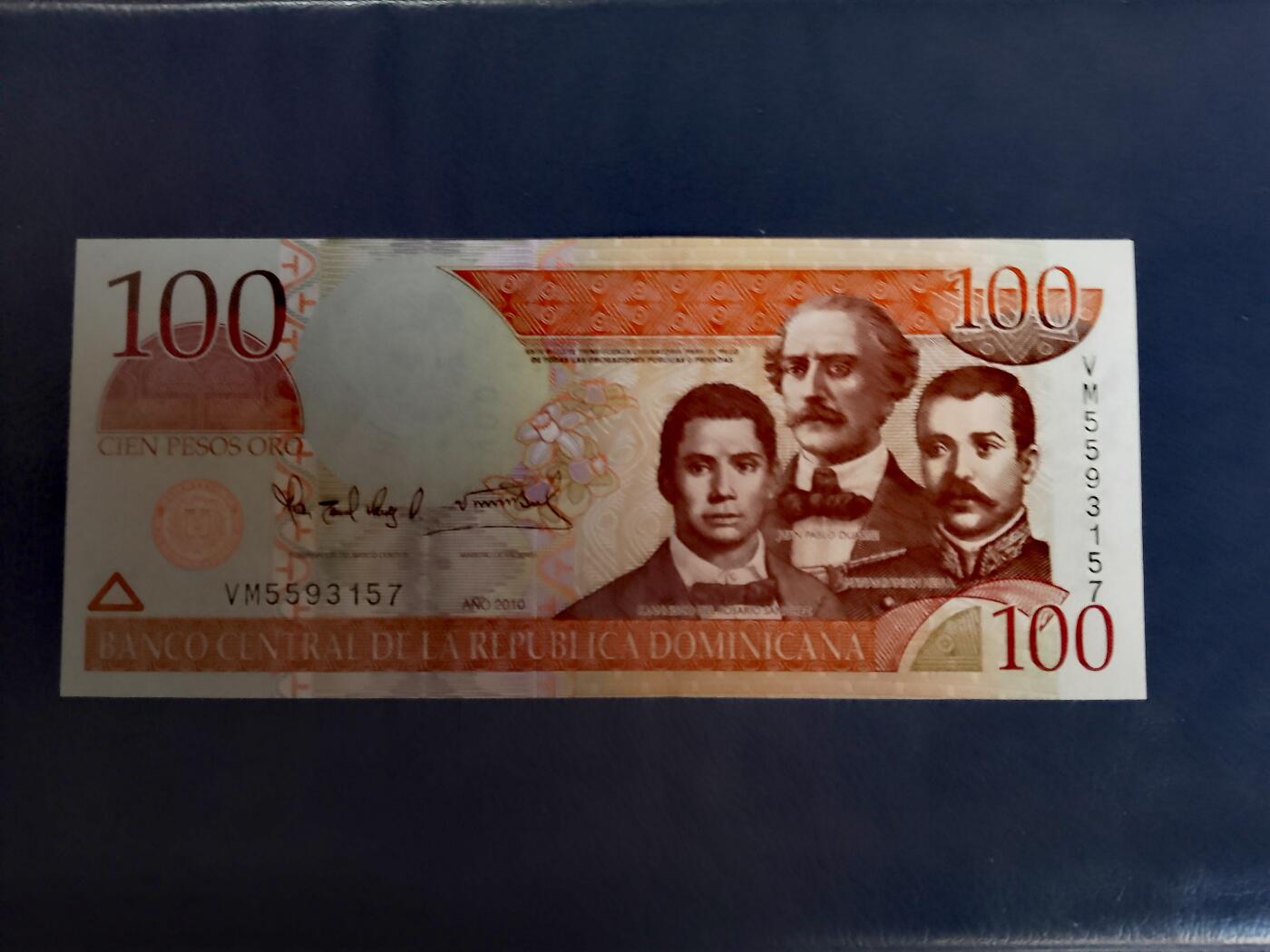 全新多米尼加共和国2014年100比索、2007年200比索靓品纸币2枚一对