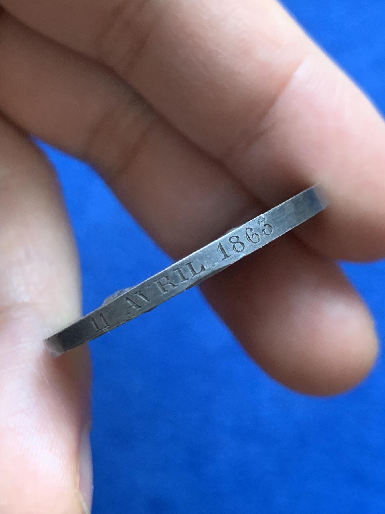 《竞宝斋》第446场 周日，周一，2场连拍 （全场包邮） 法国银质婚章 1863 手指银标边铭 18.25克 34.6mm 背面花体字漂亮