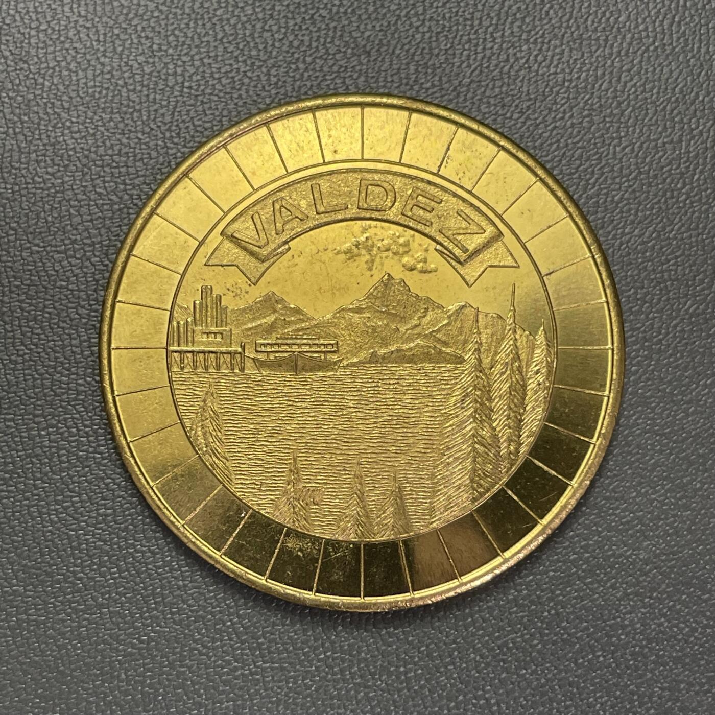 回流1208 阿拉斯加输油管道纪念章 阿拉斯加输油管道全长约1287公里，1974年开工、1977年建成，是20世纪美国最重要的能源基础设施项目之一，解决了阿拉斯加北极油田的原油运输问题。