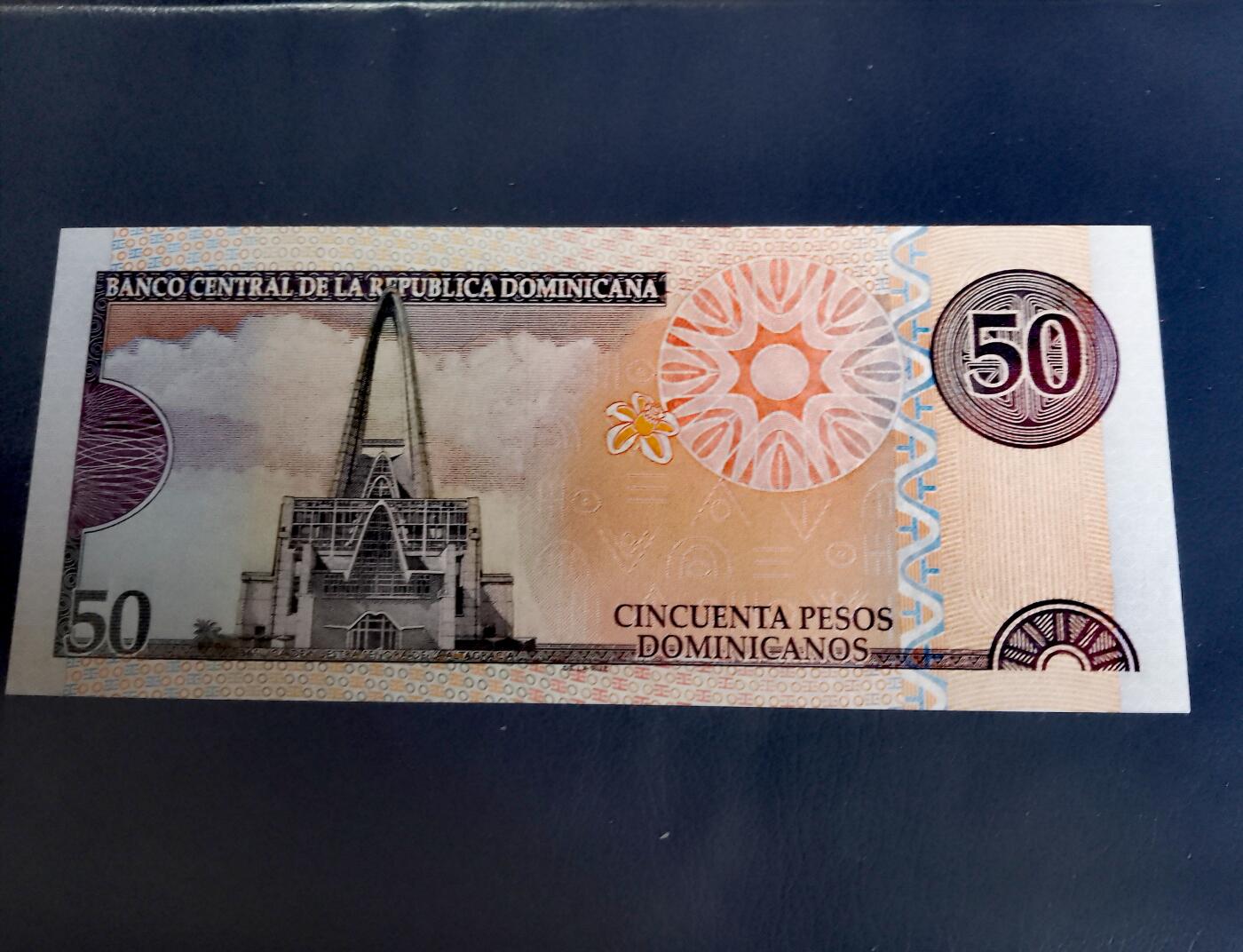 全新多米尼加共和国2009年20比索、2006、2011年50比索靓品纸币3枚一组