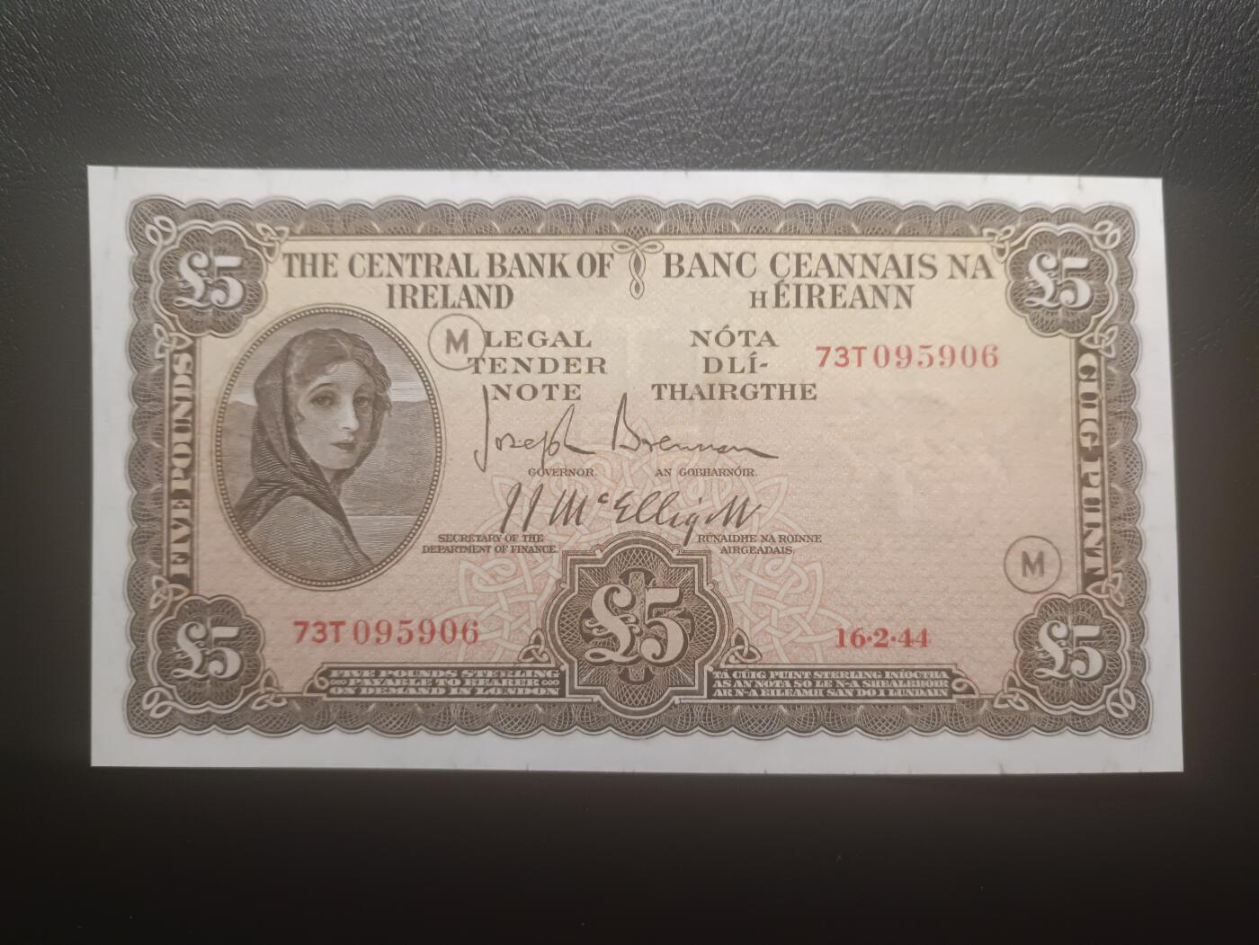 2025十二月第二期，总207期 爱尔兰1944年5镑流通好品XF，早期下方有英爱两国货币互换协议的版本，以及加盖二战时期印刷的紧急识别字母，爱尔兰人格化象征“拉维利夫人”，稀有战时中高面值