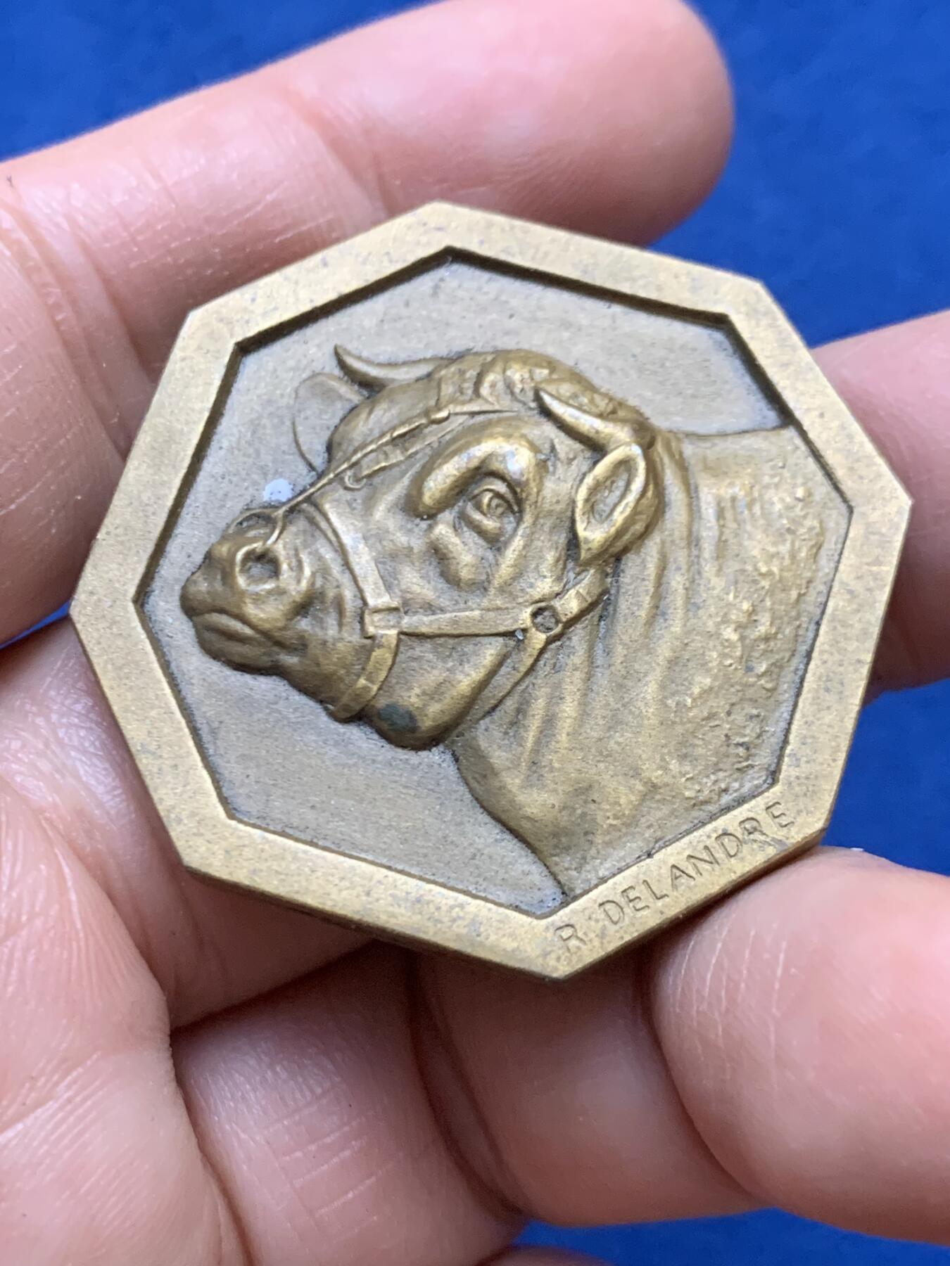 《竞宝斋》第446场 周日，周一，2场连拍 （全场包邮） 《西法兰西报》赠德朗德尔创作黄牛高浮雕八角纪念铜章 33.7克 38.2mm  丰饶角铜标