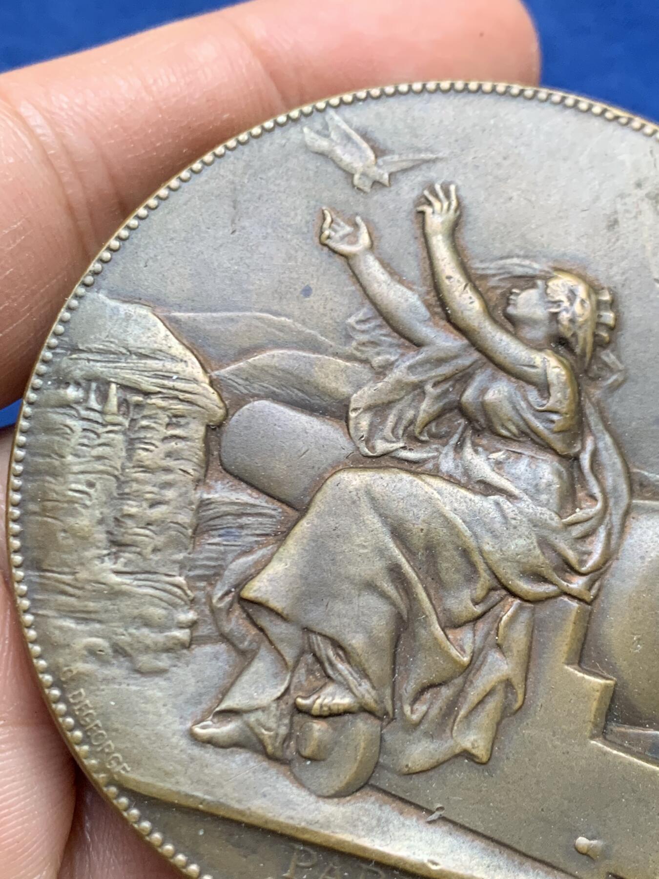 《竞宝斋》第446场 周日，周一，2场连拍 （全场包邮） 法国“普法战争”时期（1870 - 1871年）空中通讯纪念铜章，在普法战争中，法国巴黎被普鲁士军队围困，传统通讯线路被切断，‌信鸽‌成为关键通讯工具，这枚章牌正是对“空中通讯”历史功绩的纪念，承载着战争史与通讯史的双重价值。108.5克，62.4mm，丰饶角铜标。