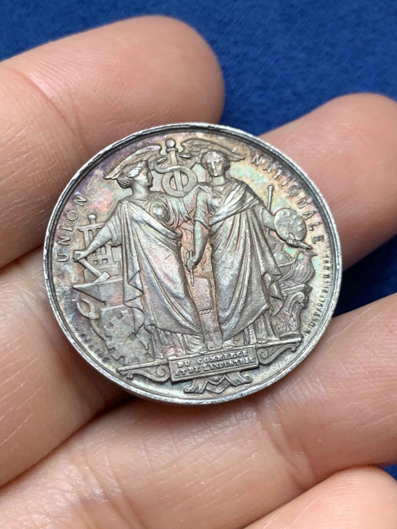 《竞宝斋》第446场 周日，周一，2场连拍 （全场包邮） 法国19世纪全国珠宝首饰联盟纪念银章，正面双女神和蛇杖图案精美，蜜蜂AR边铭，29mm，9.6克。