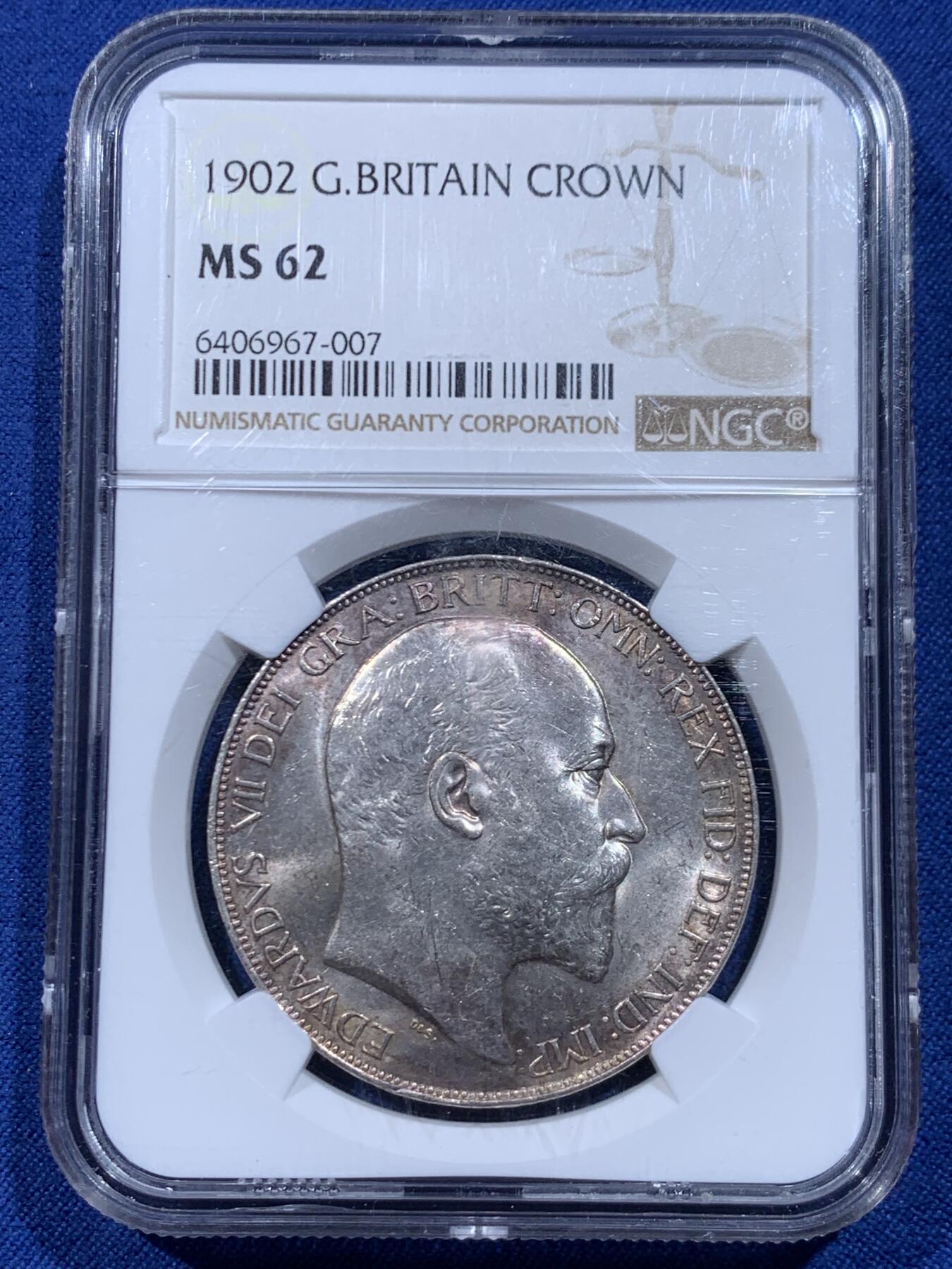 《竞宝斋》第446场 周日，周一，2场连拍 （全场包邮） NGC MS62 英国1902年爱德华七世1克朗马剑银币 普制低评，两面粉光带彩，马剑面转光犀利。