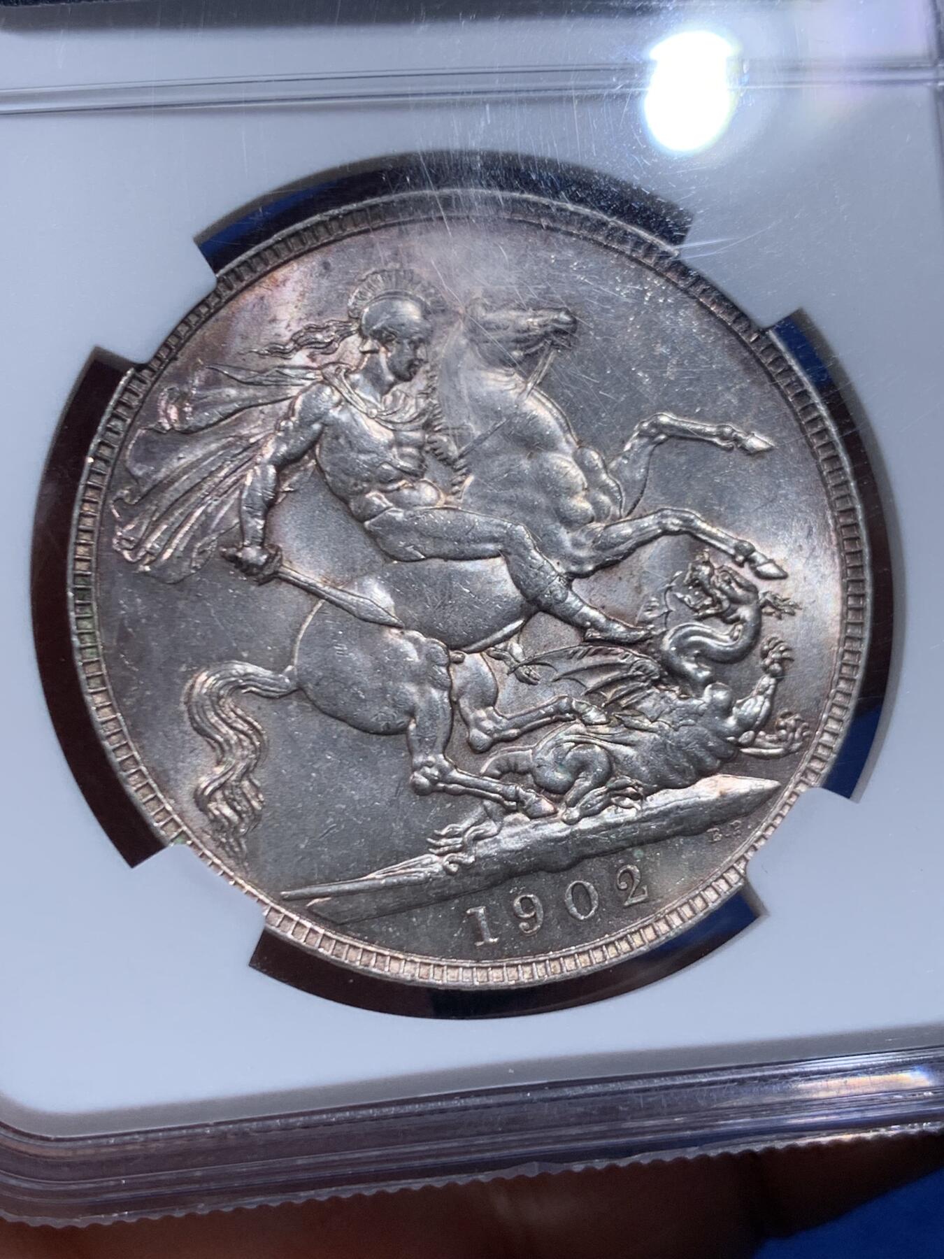 《竞宝斋》第446场 周日，周一，2场连拍 （全场包邮） NGC MS62 英国1902年爱德华七世1克朗马剑银币 普制低评，两面粉光带彩，马剑面转光犀利。