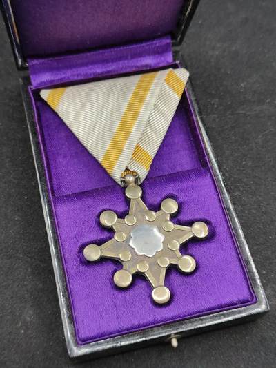 0元起拍勋章 第316期 咸鱼国勋章拍卖专场 12月7日（周日）下午6：00开始 - 日本明治时期七等瑞宝章银制带盒