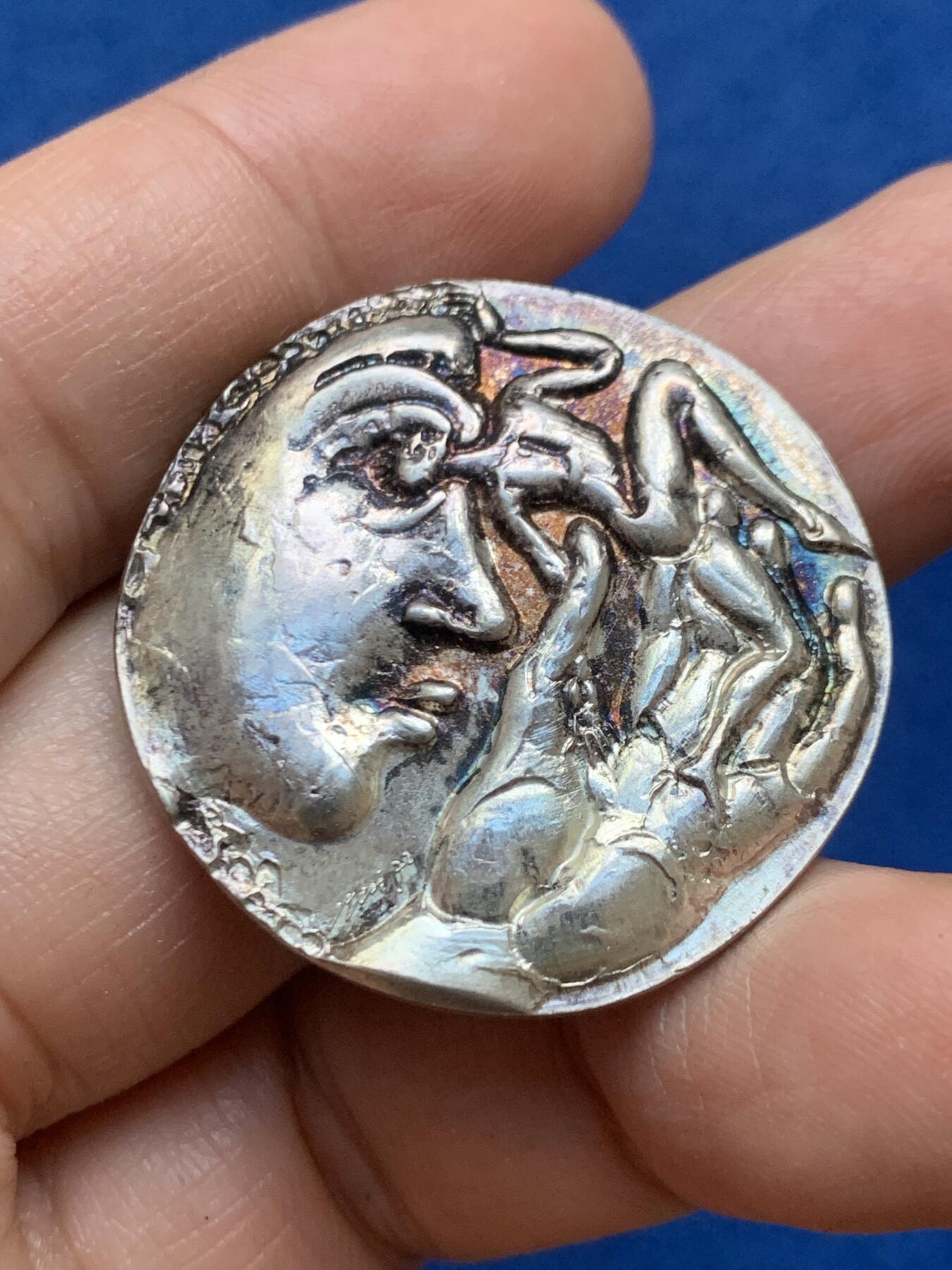 《竞宝斋》第446场 周日，周一，2场连拍 （全场包邮） 1973瑞士侨民代表大会银质奖章 汉斯·埃尼作品 表面浮雕极其精美，原始光泽，品相好，超现实设计，引人注目。34.5mm 24.2克 900银