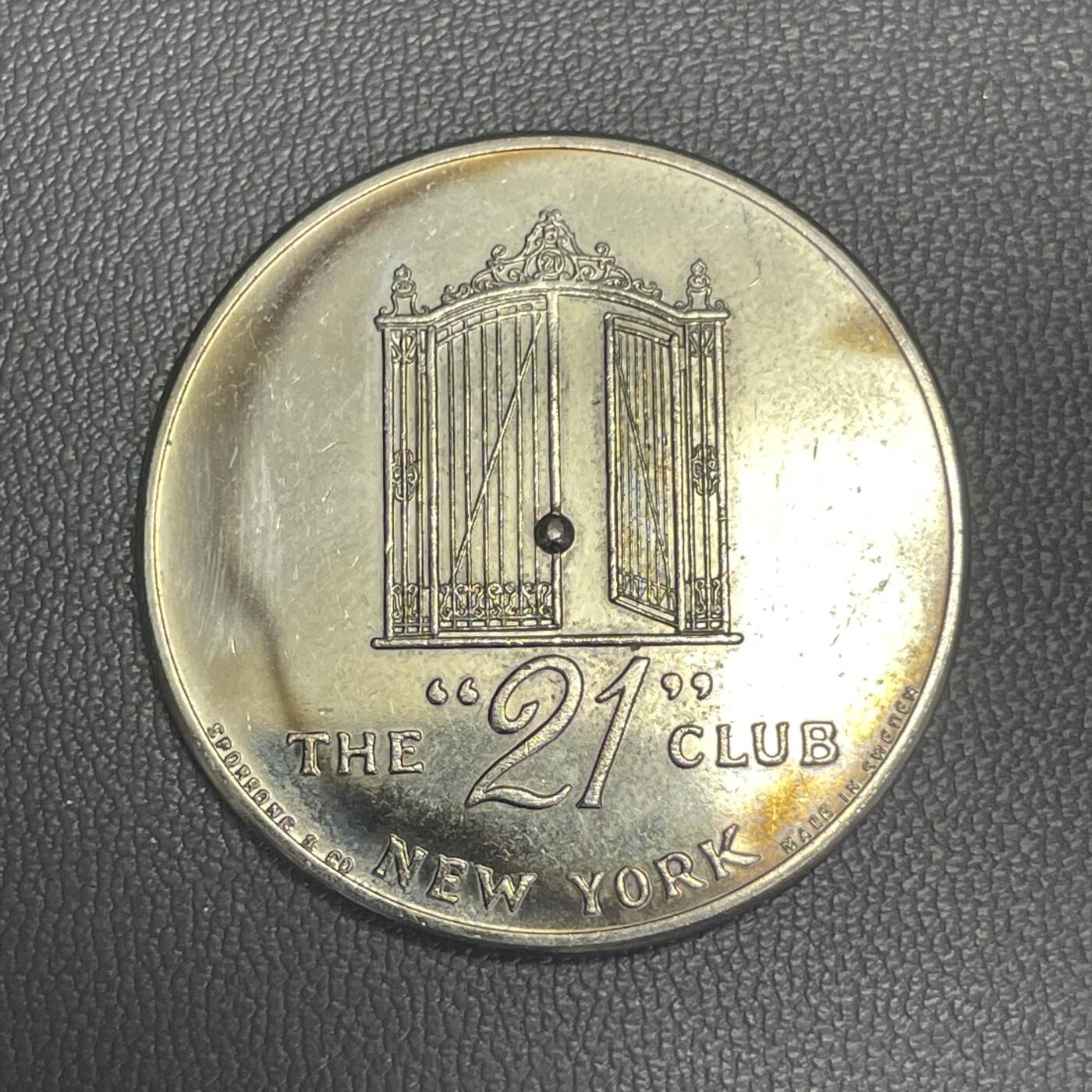 回流1208 美国纽约21俱乐部会员章 1俱乐部（The 21 Club，纽约著名的私人会员制餐厅兼酒吧，成立于1929年，曾是禁酒令时期的地下酒吧 会员专属的“通行代币”，早期用于确认会员身份并进入俱乐部（尤其是禁酒令时期的秘密入口），后期作为会员纪念藏品。