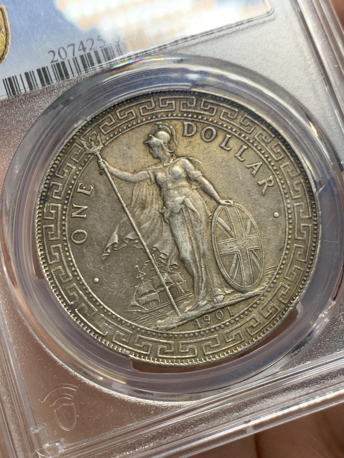 《竞宝斋》第446场 周日，周一，2场连拍 （全场包邮） PCGS MS62 英国1901年五彩站洋，原味深彩包浆，老味道，整体状态舒服，值得收藏！