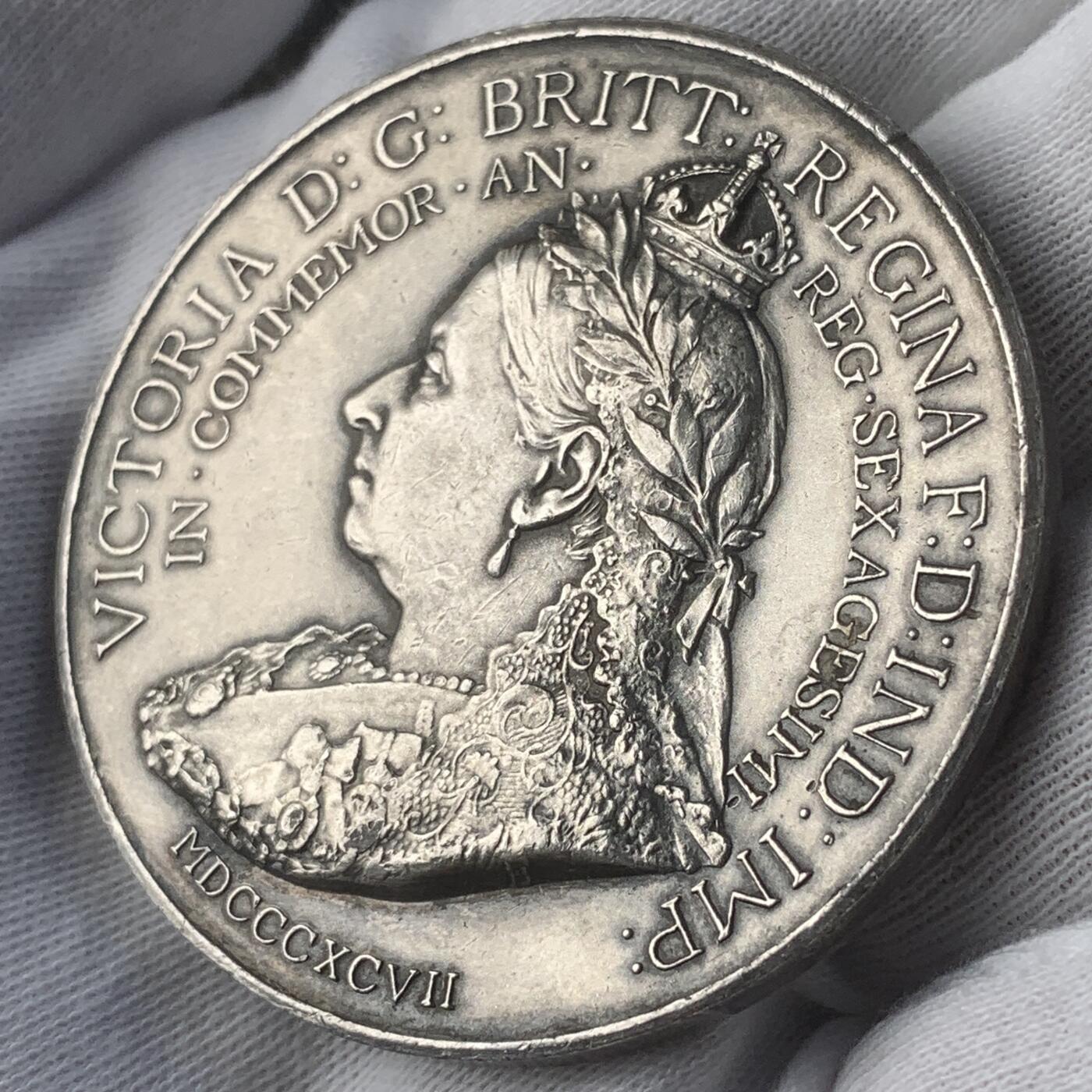 掌中浮雕-藏着的欧洲第045场 1897年英国维多利亚女王登基60周年纪念章，51mm，42g，白色金属镀银材质，稀少品种，BHM-3514