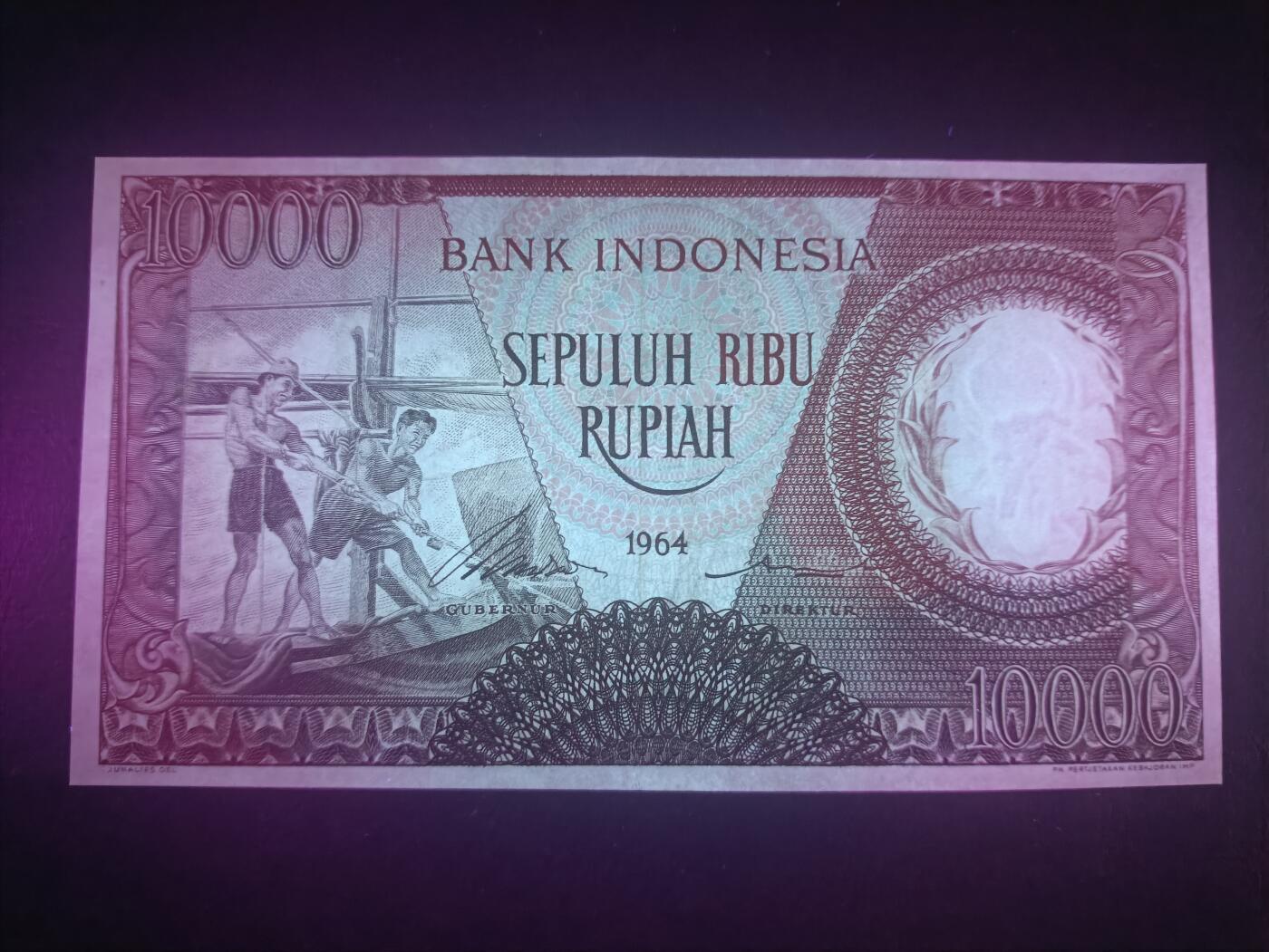 2025十二月第二期，总207期 印度尼西亚1964红版10000卢比UNC-，稀有补号前缀X，传统捕鱼，少见早期红色版本
