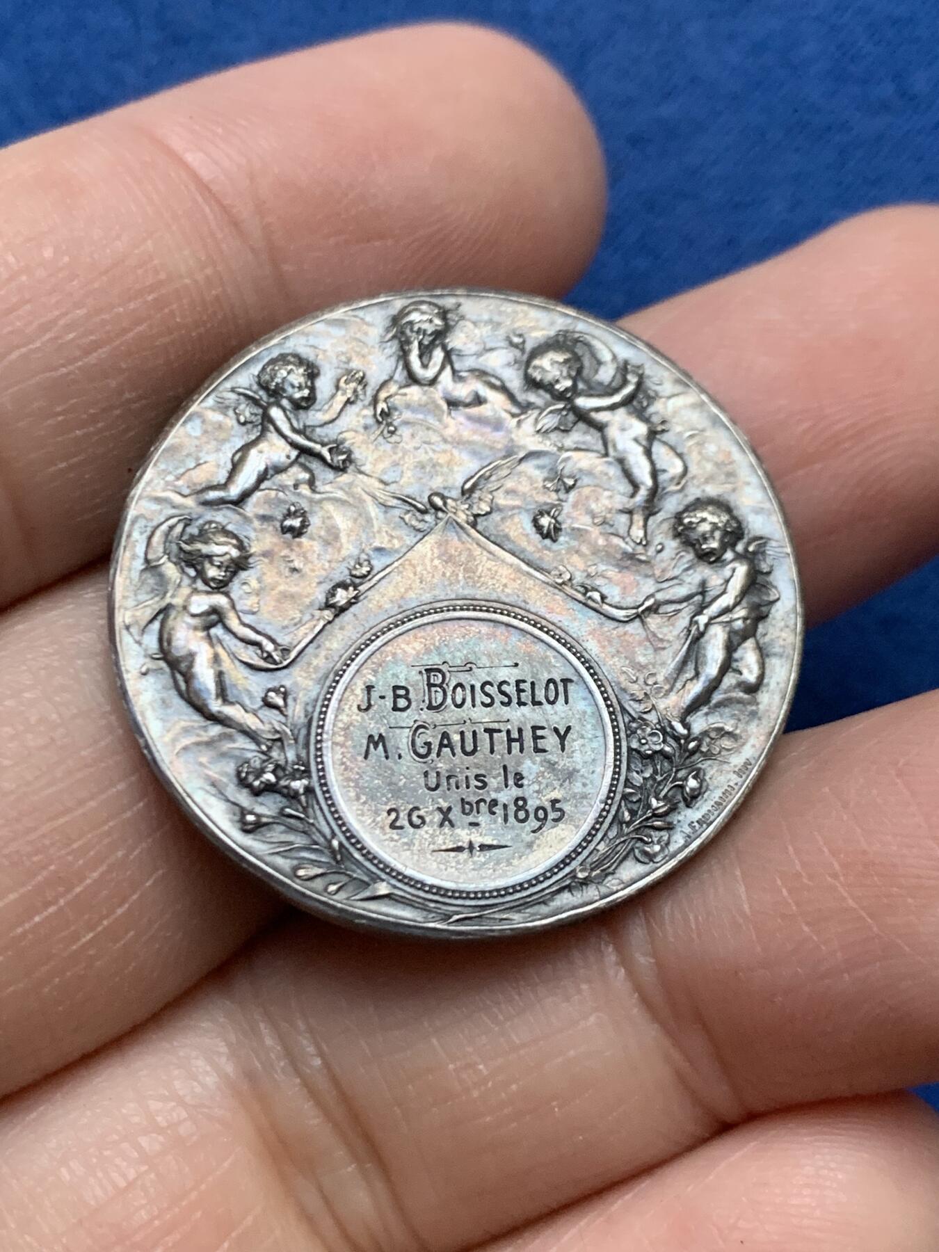 《竞宝斋》第446场 周日，周一，2场连拍 （全场包邮） 名家名作 L.Bottee 法国五小天使婚礼银章 13.4克 30.3mm 丰饶角银标 带原盒 字迹对应 首字母缩写 稀有