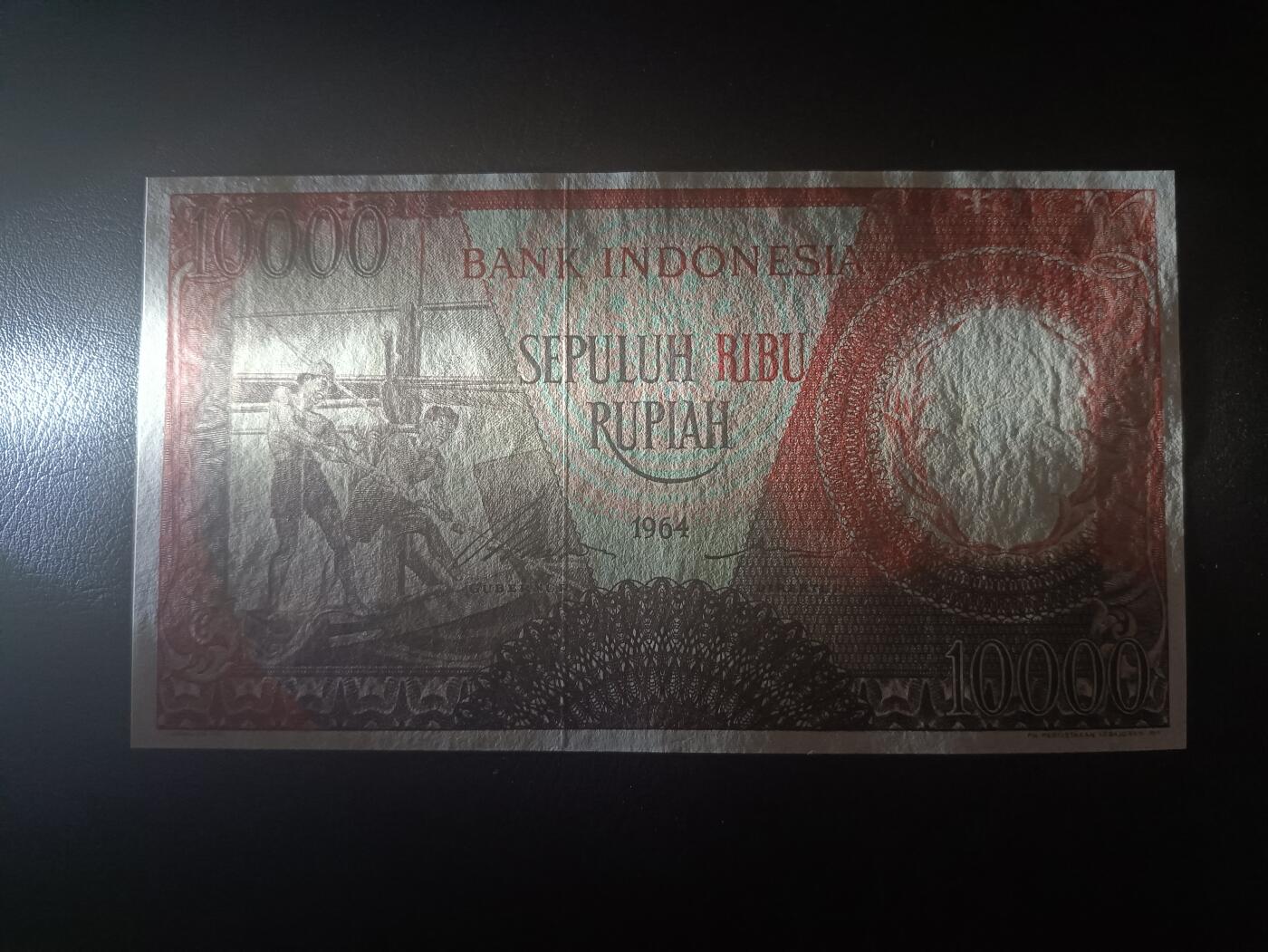 2025十二月第二期，总207期 印度尼西亚1964红版10000卢比UNC-，稀有补号前缀X，传统捕鱼，少见早期红色版本