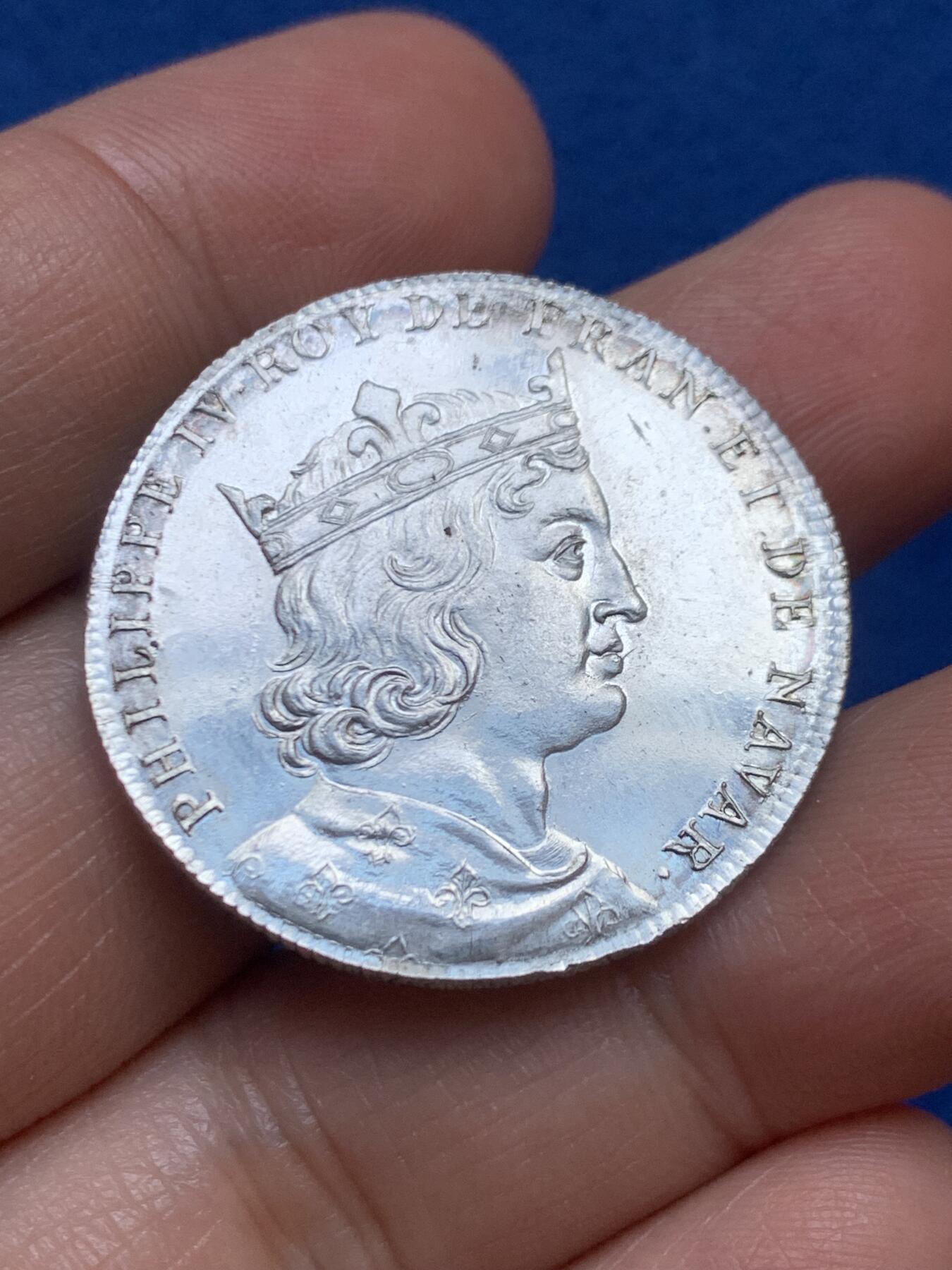 《竞宝斋》第446场 周日，周一，2场连拍 （全场包邮） 法国君王系列-国王腓力四世（1268-1314）纪念银章，号称美男子腓力，背面生平事迹，31.8mm，13.25克