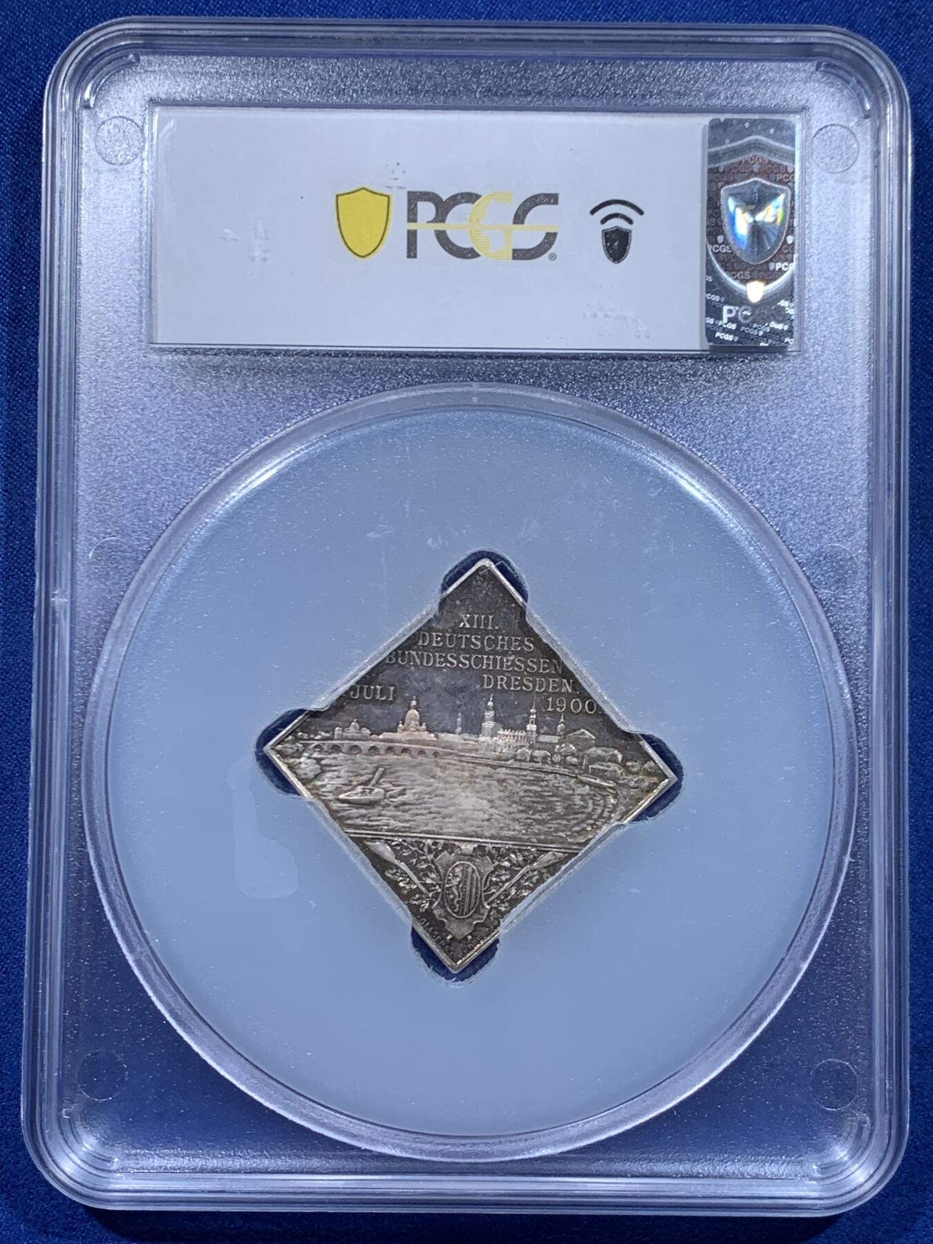 《竞宝斋》第446场 周日，周一，2场连拍 （全场包邮） PCGS MS64 德国 1900年 德累斯顿 射击节景观银章 亚军分 仅3枚更高分 德射中经典Klippe设计 日耳曼尼娅与景观完美结合 镜面 银霜天鹅绒 金色五彩包浆 顶级品相 加大盒