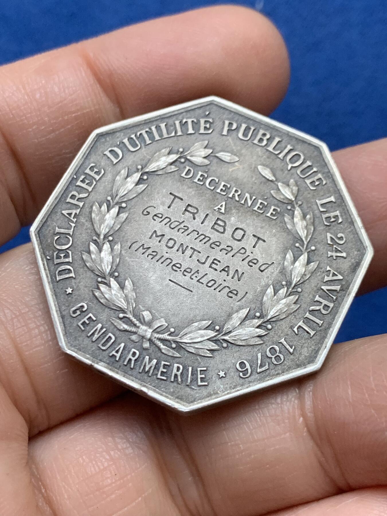 《竞宝斋》第446场 周日，周一，2场连拍 （全场包邮） 法国1876年狩猎者保护协会八角银质代币 菱形银标 22.8克 36.2mm